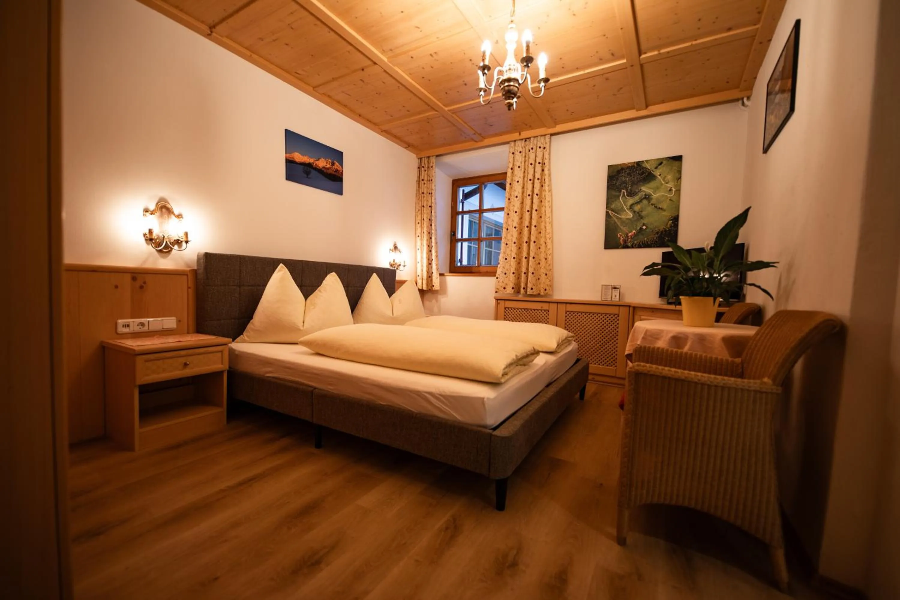 Bed in Dandler - Zimmer und Ferienwohnungen