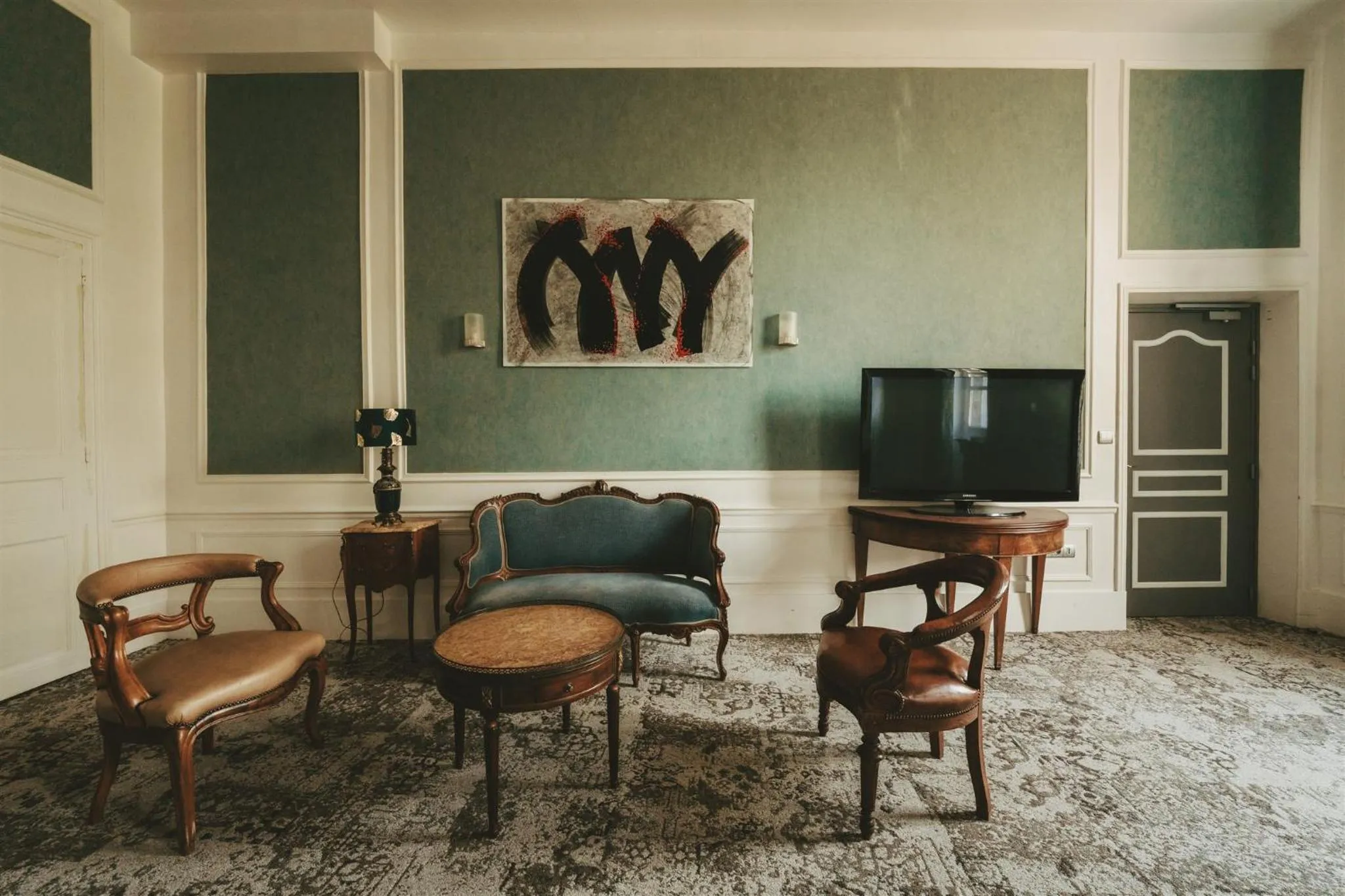 Living room in Logis Hôtels Château de La Barge