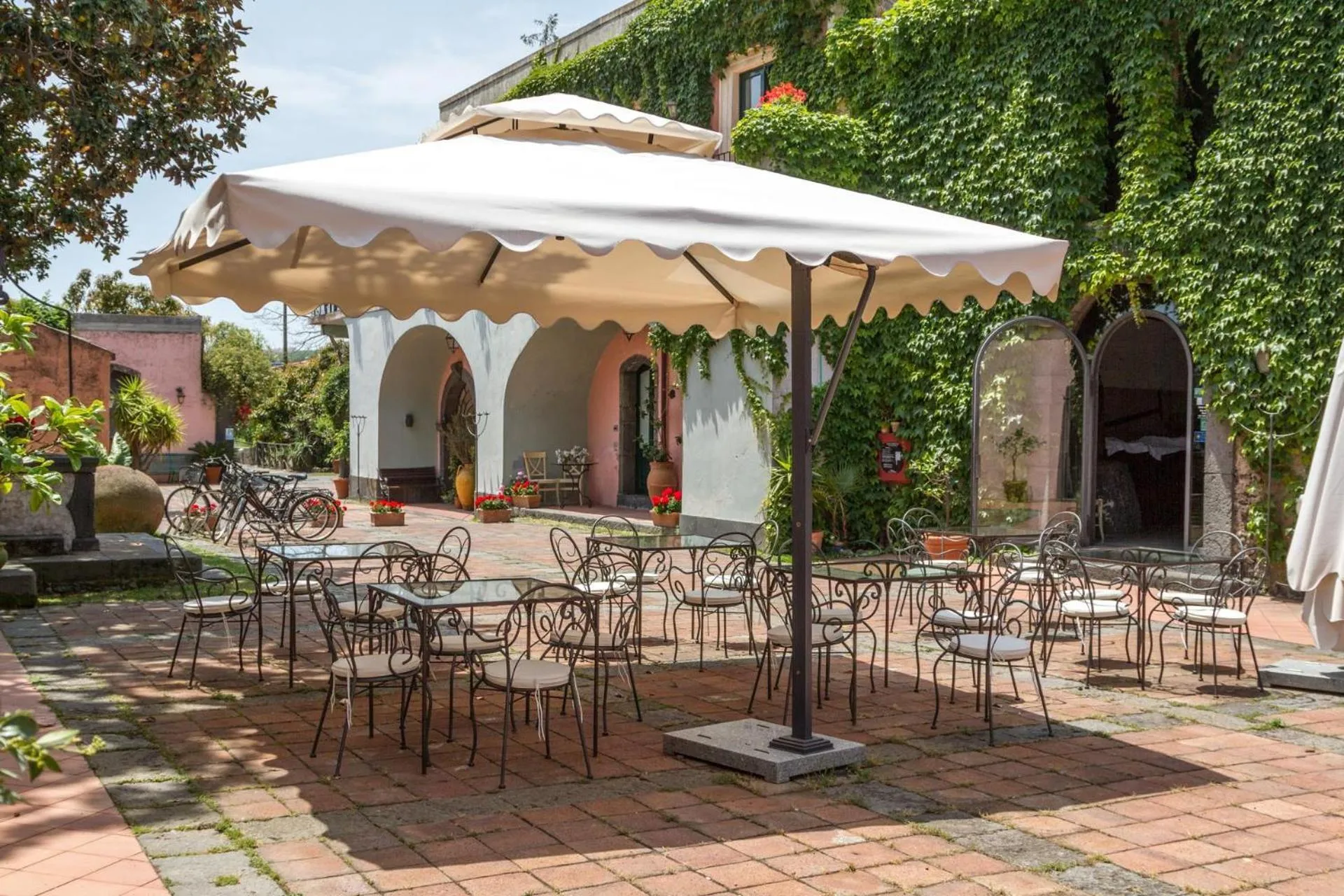 Garden in Etna Hotel