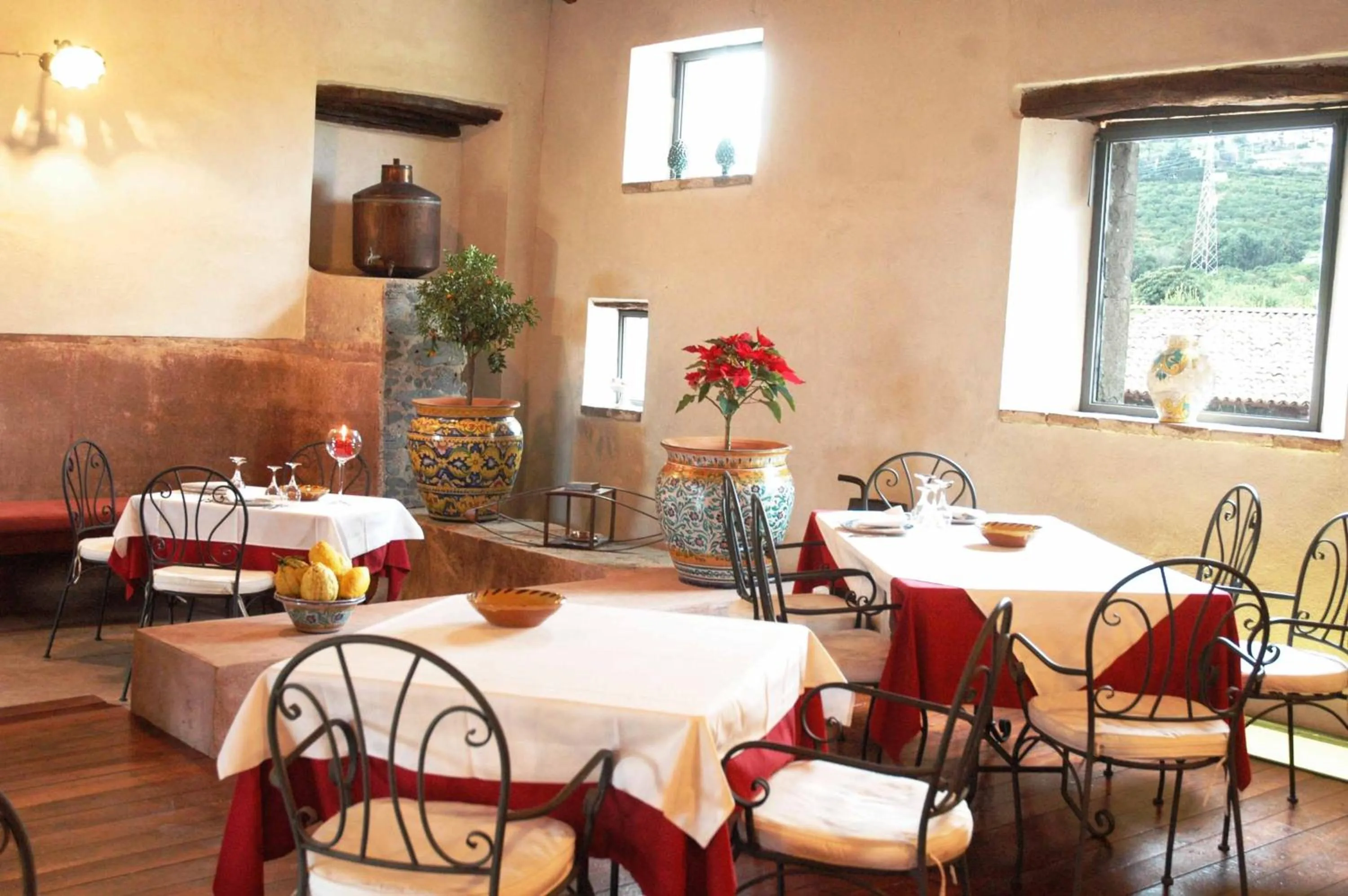 Restaurant/places to eat in Etna Hotel