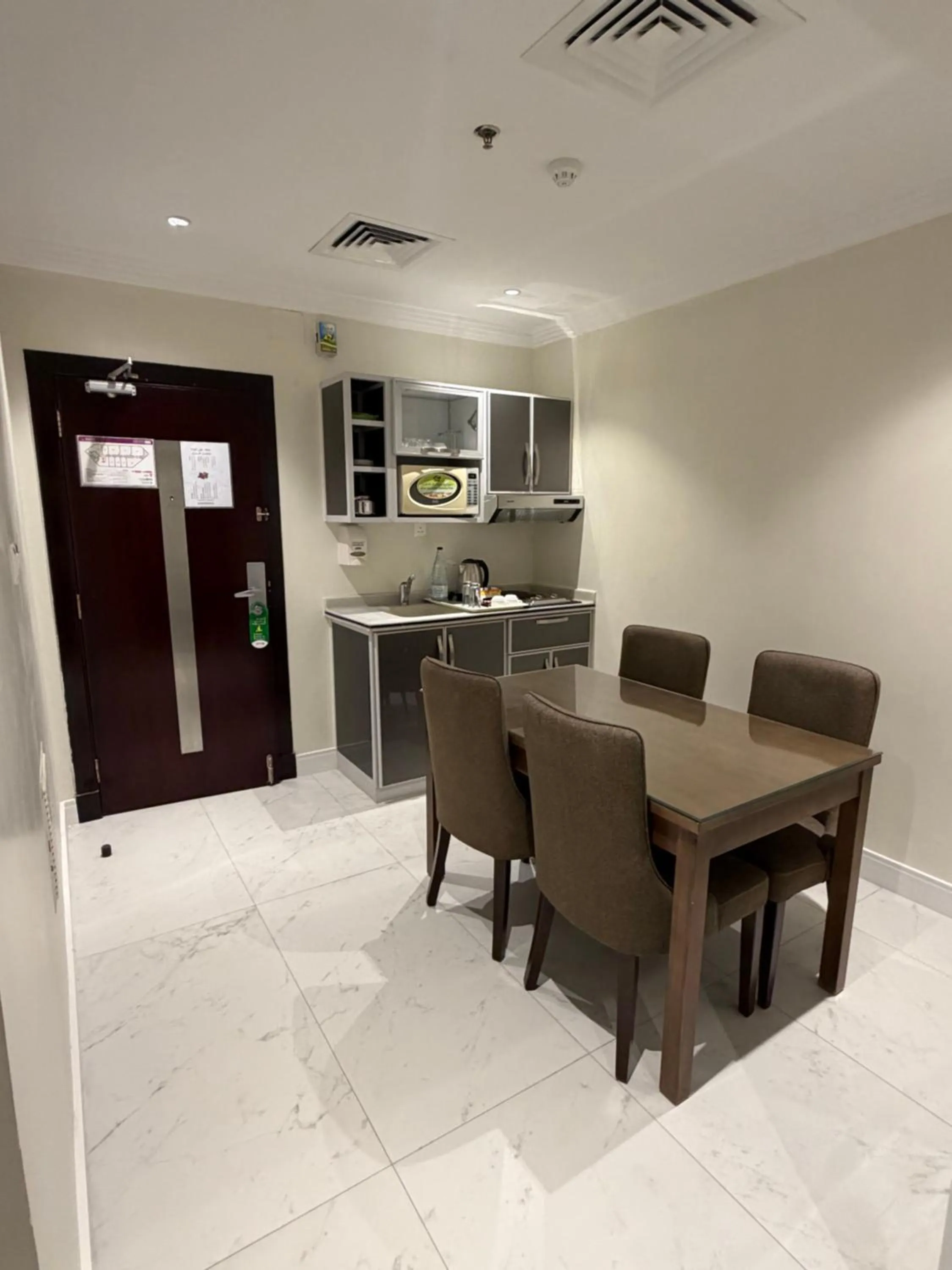 Kitchen or kitchenette in Quiet Dreams - Serviced Apartments King abdul Aziz Street Branch