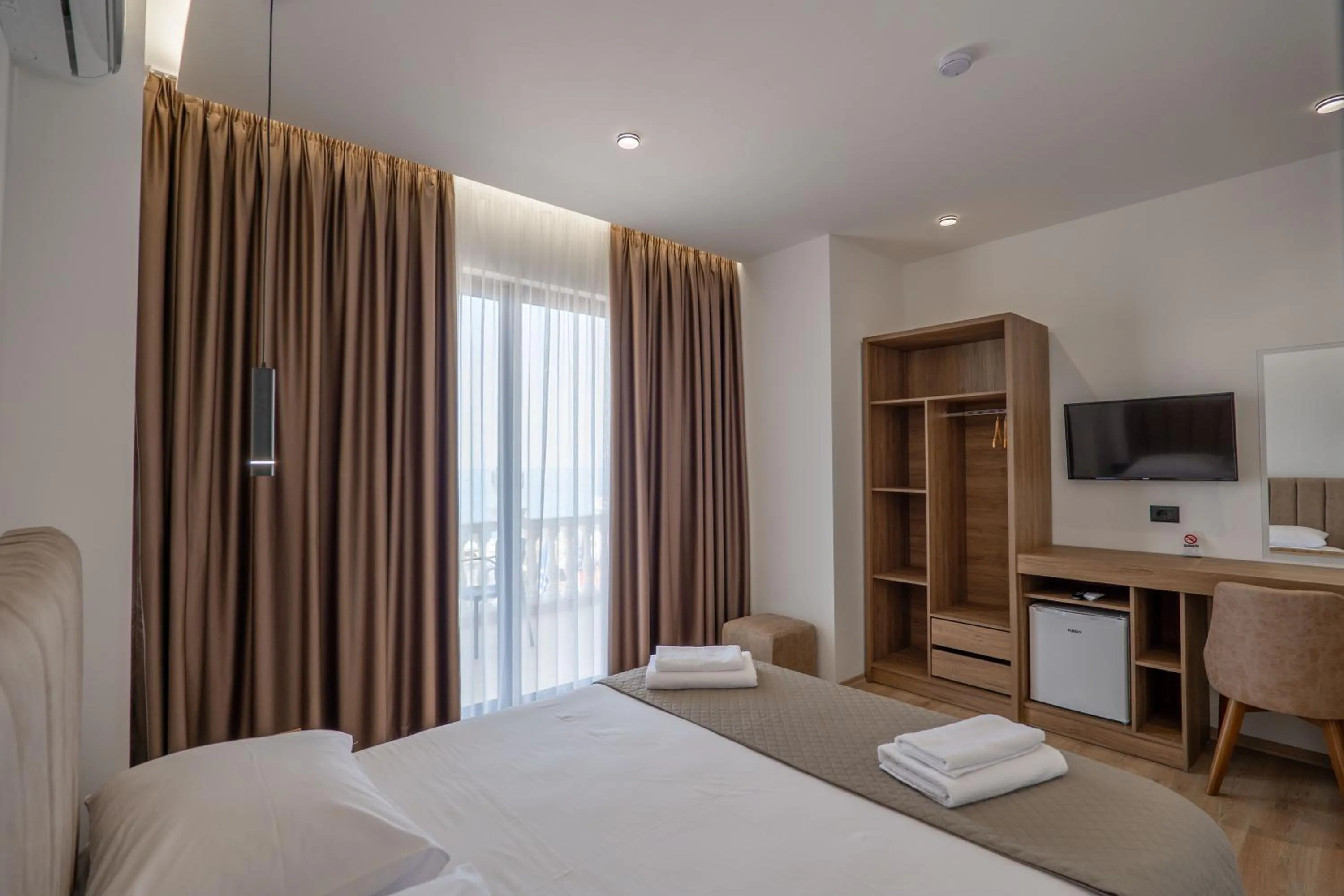 Photo of the whole room, Bed in Keos Hotel