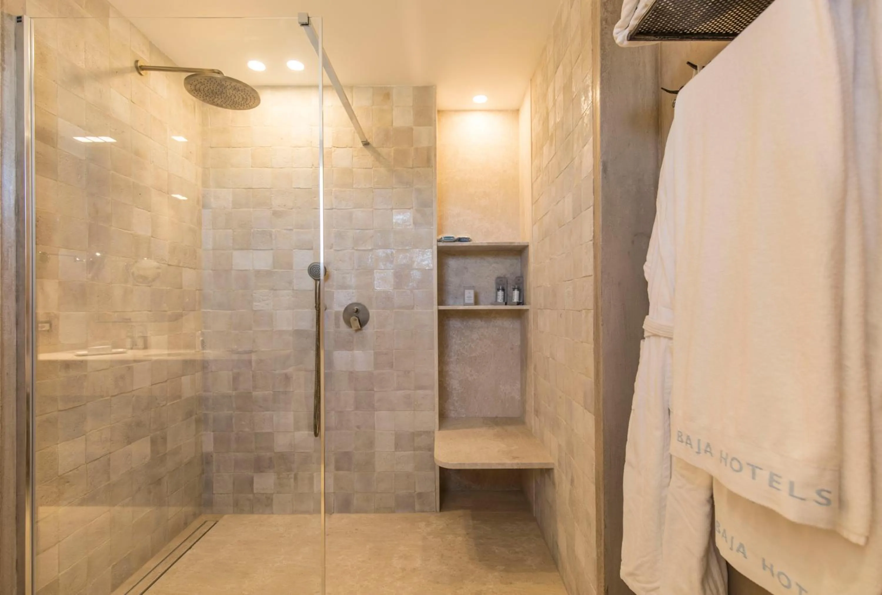 Shower in Hotel Grand Relais Dei Nuraghi