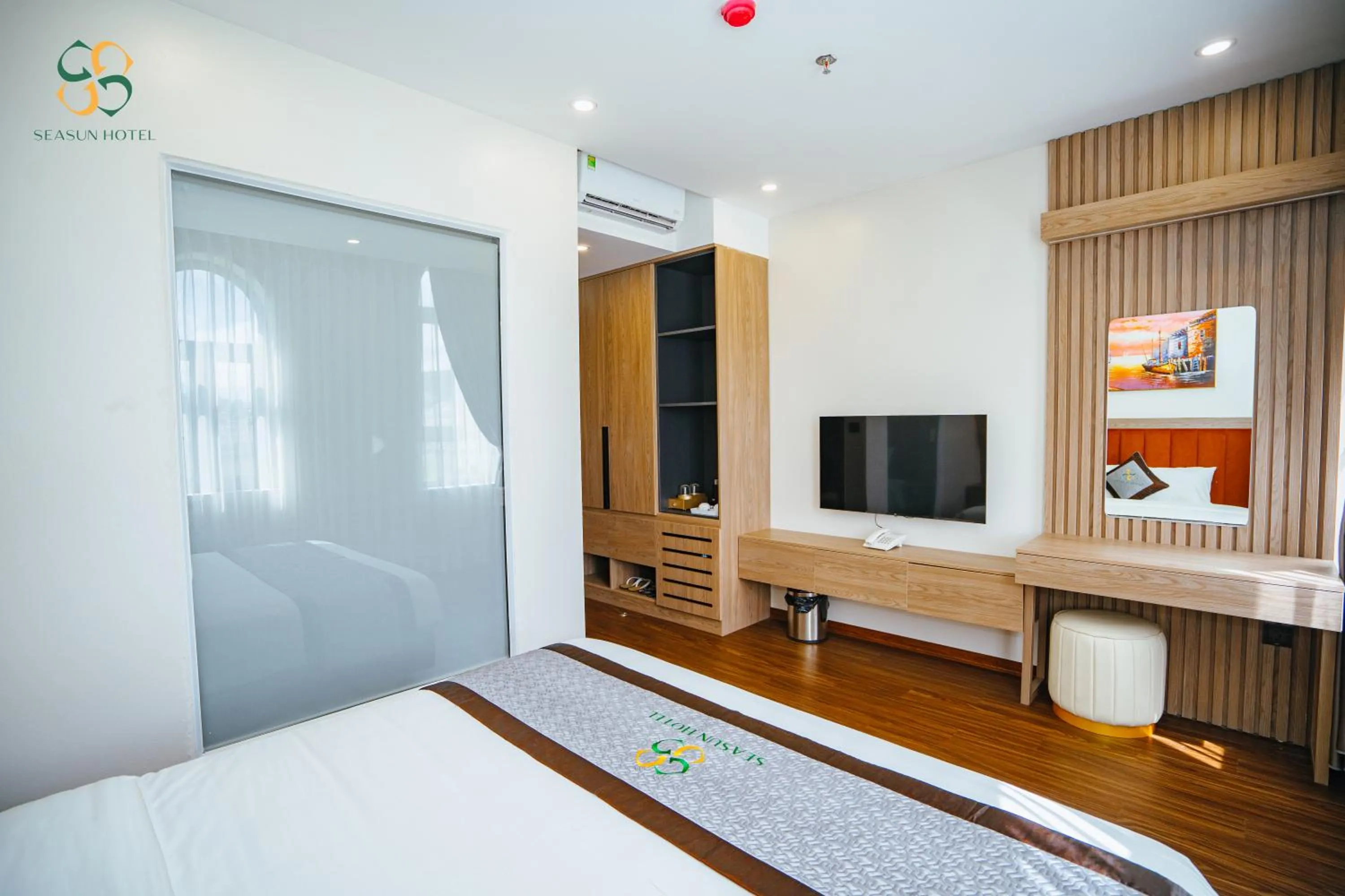 Bedroom, Bed in Ha Long Seasun Hotel