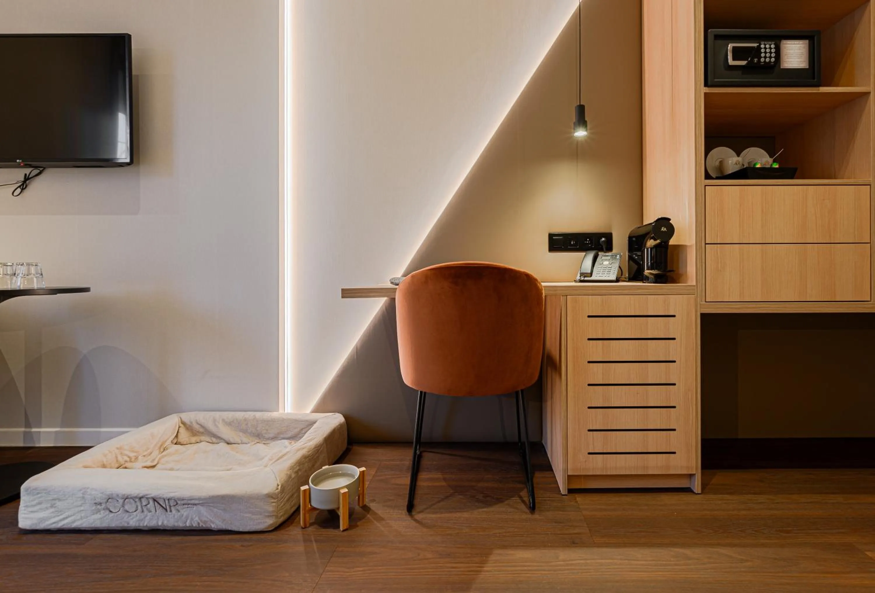 TV and multimedia, Bed in The CORNR Hotel