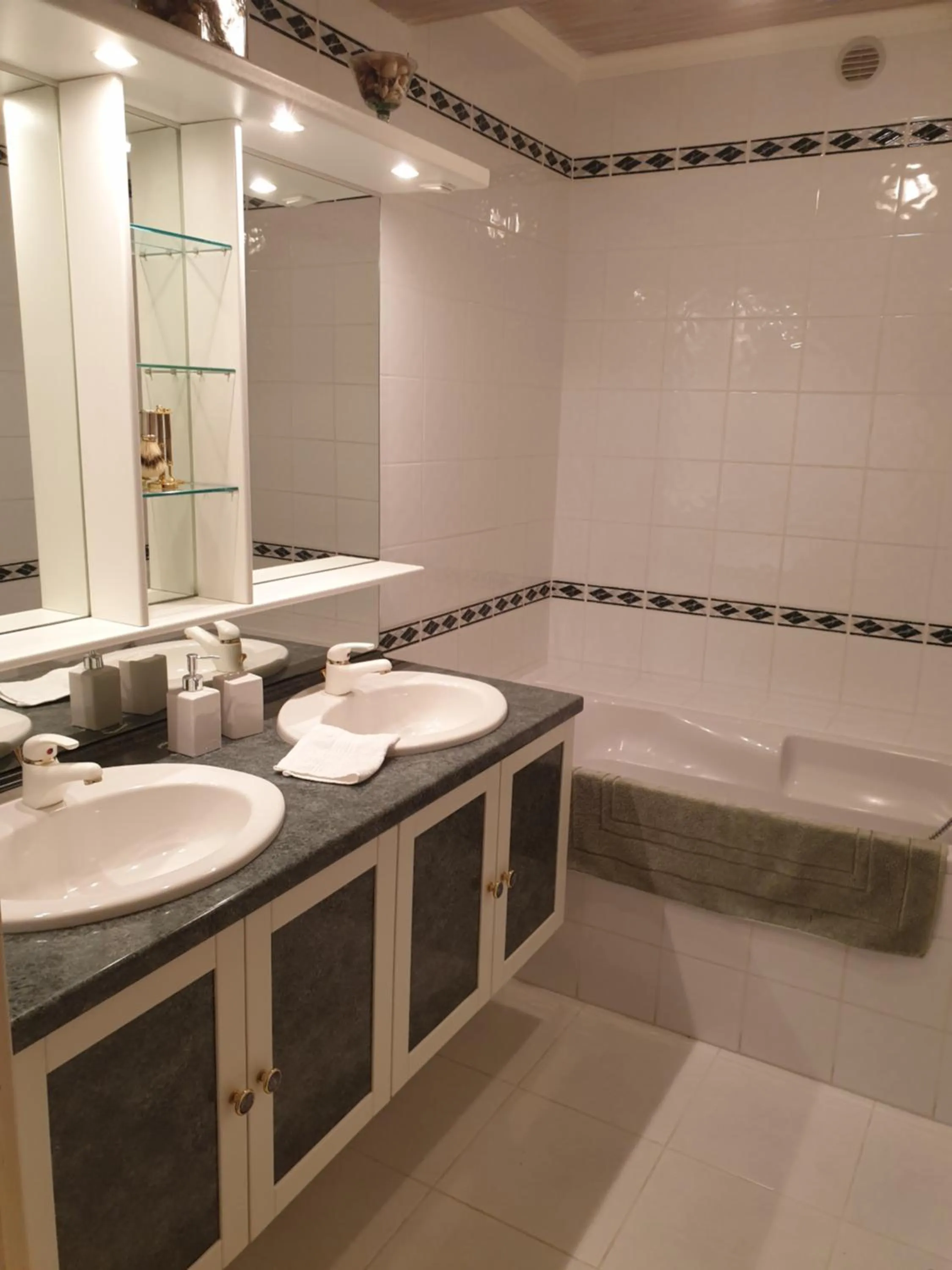 La Maison prés du ruisseau Chambre jaune