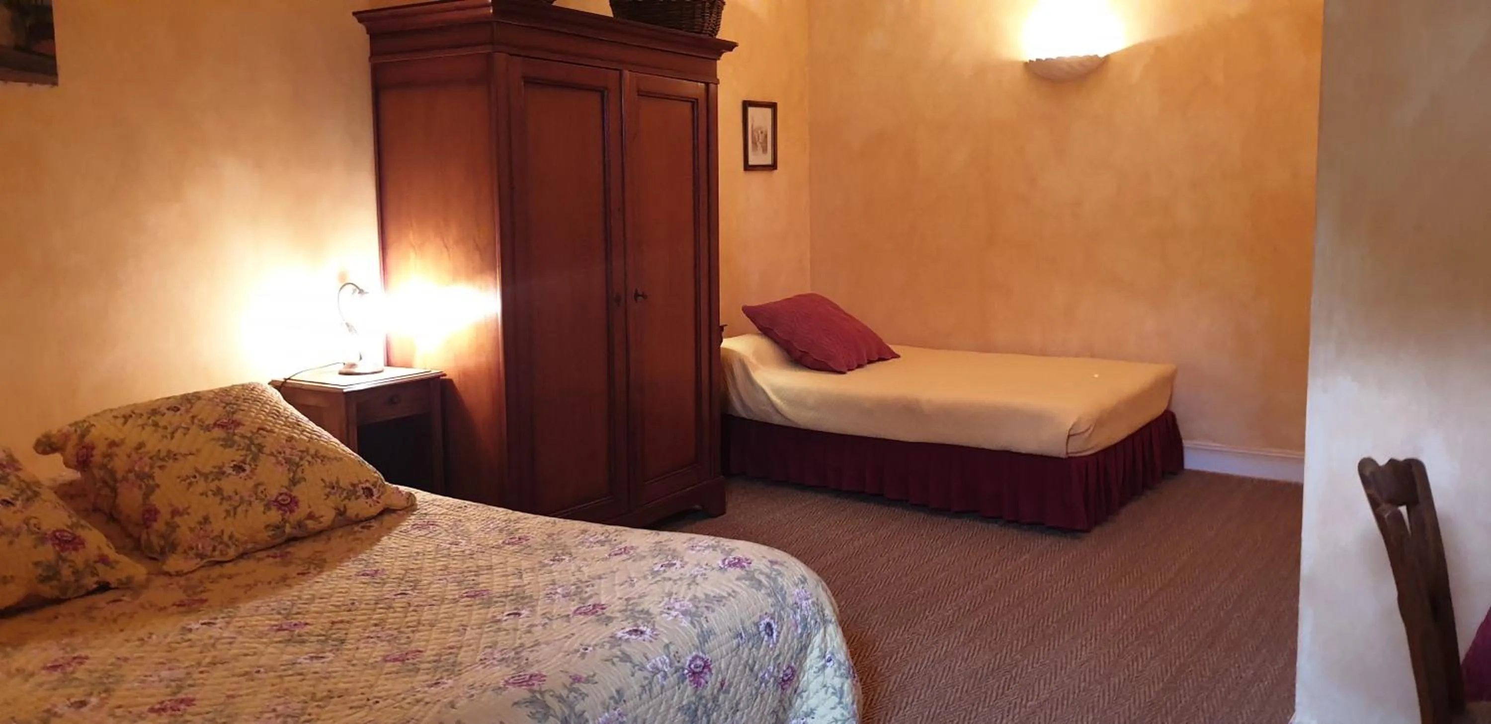 Bed in La Maison prés du ruisseau Chambre jaune