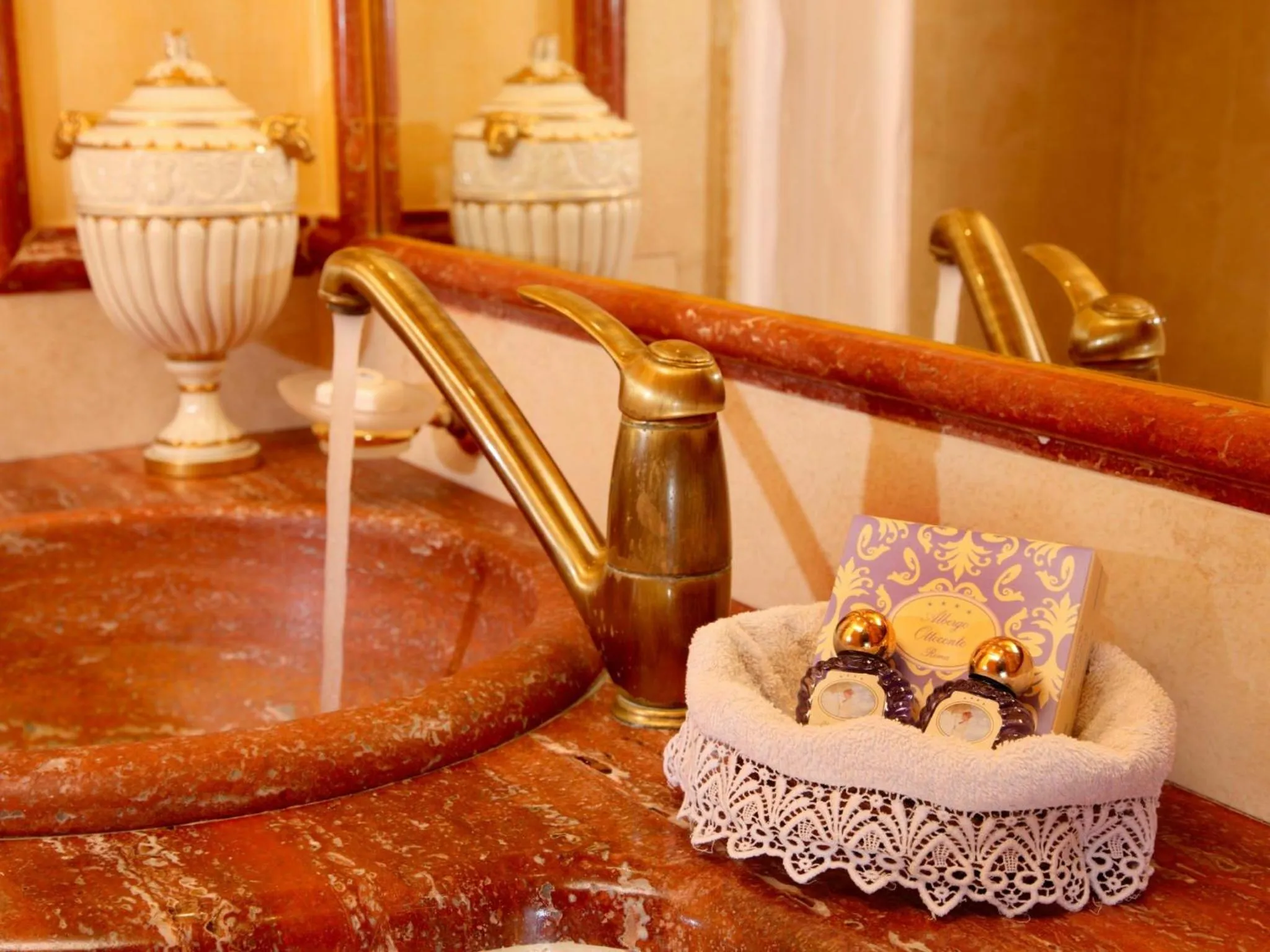 Decorative detail in Albergo Ottocento