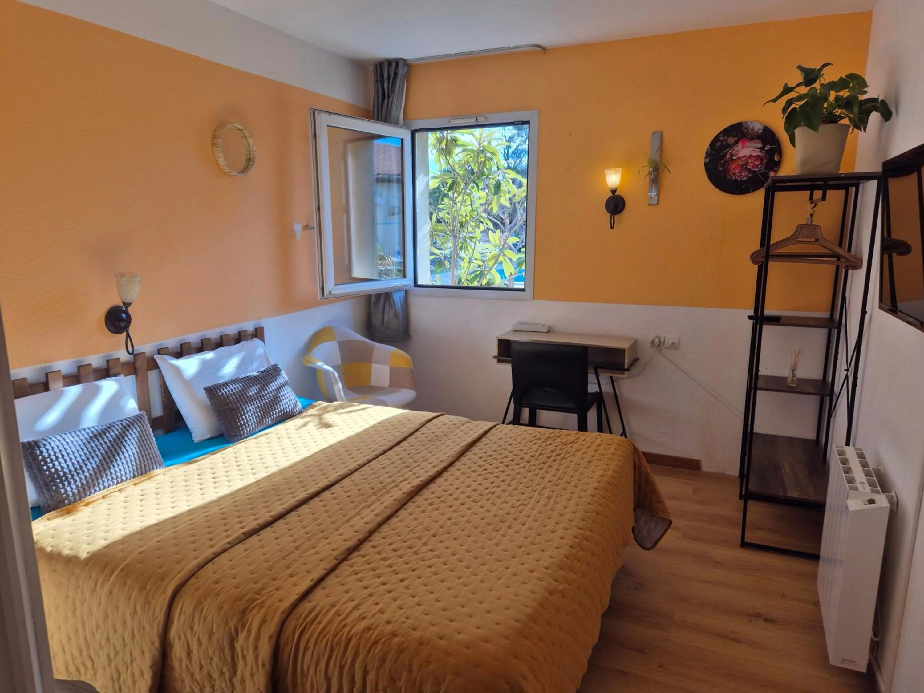 Bed in Bel Hotel Restaurant la Gentilhommière