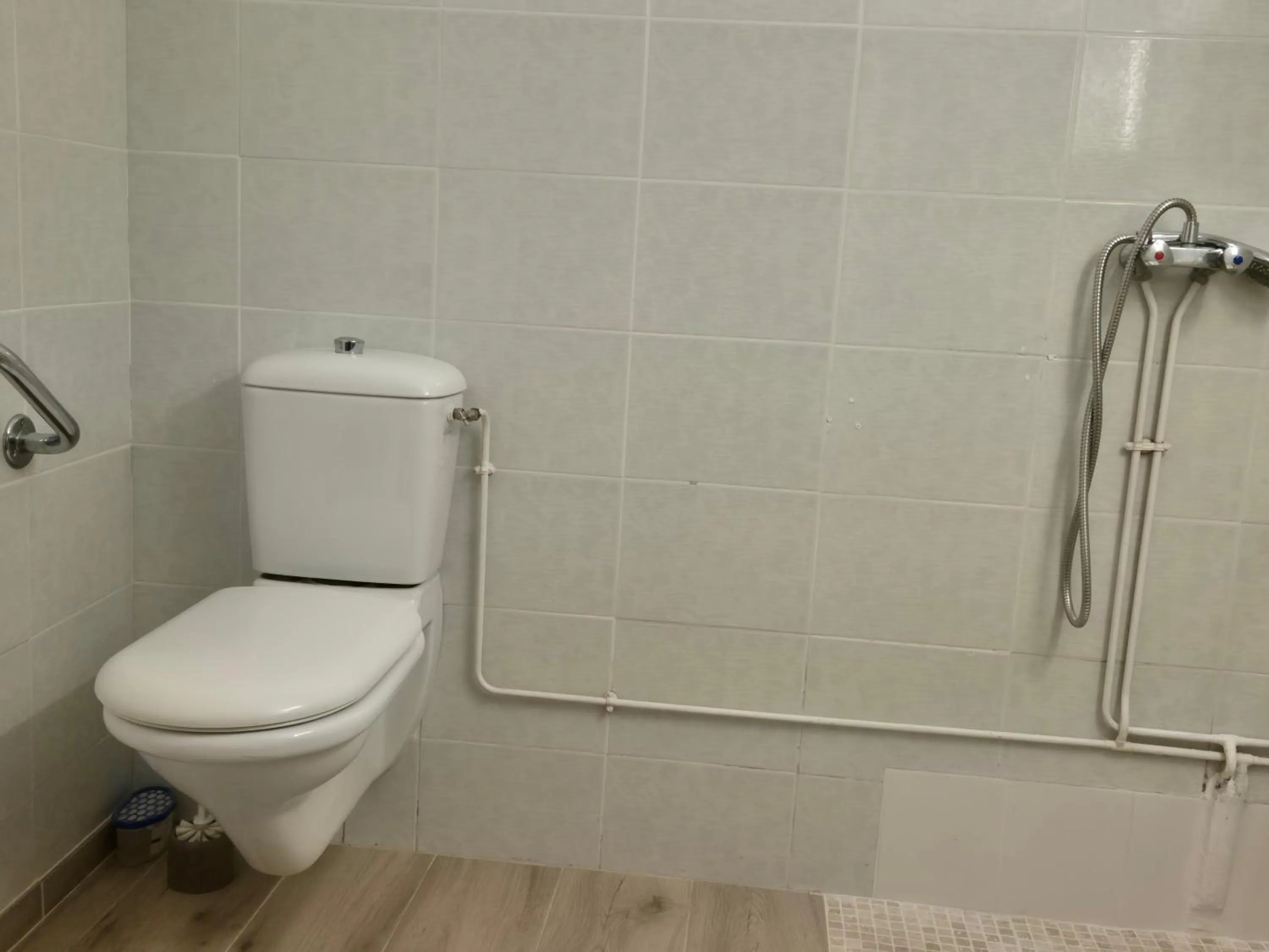 Shower in Bel Hotel Restaurant la Gentilhommière