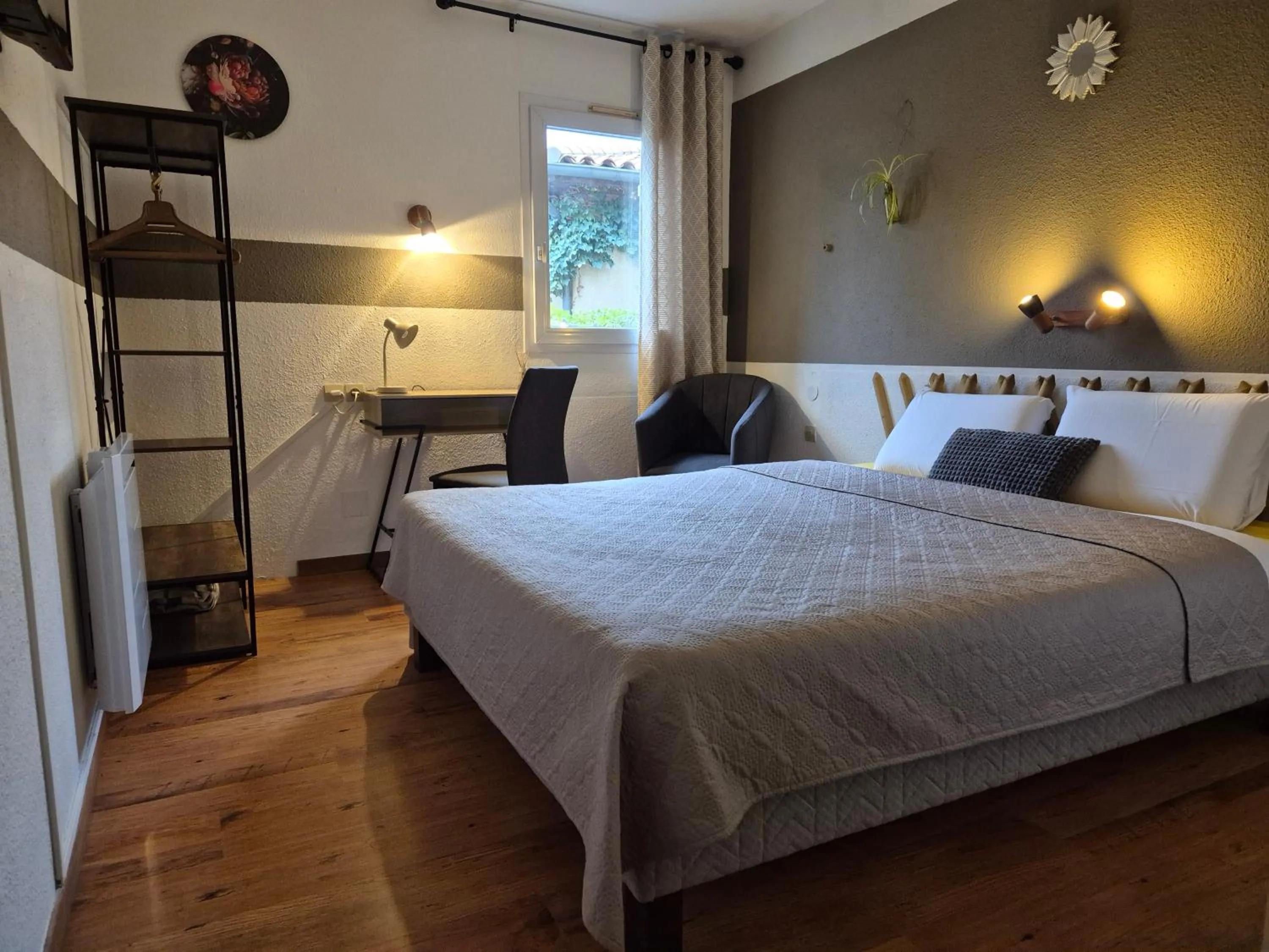 Swimming pool, Bed in Bel Hotel Restaurant la Gentilhommière