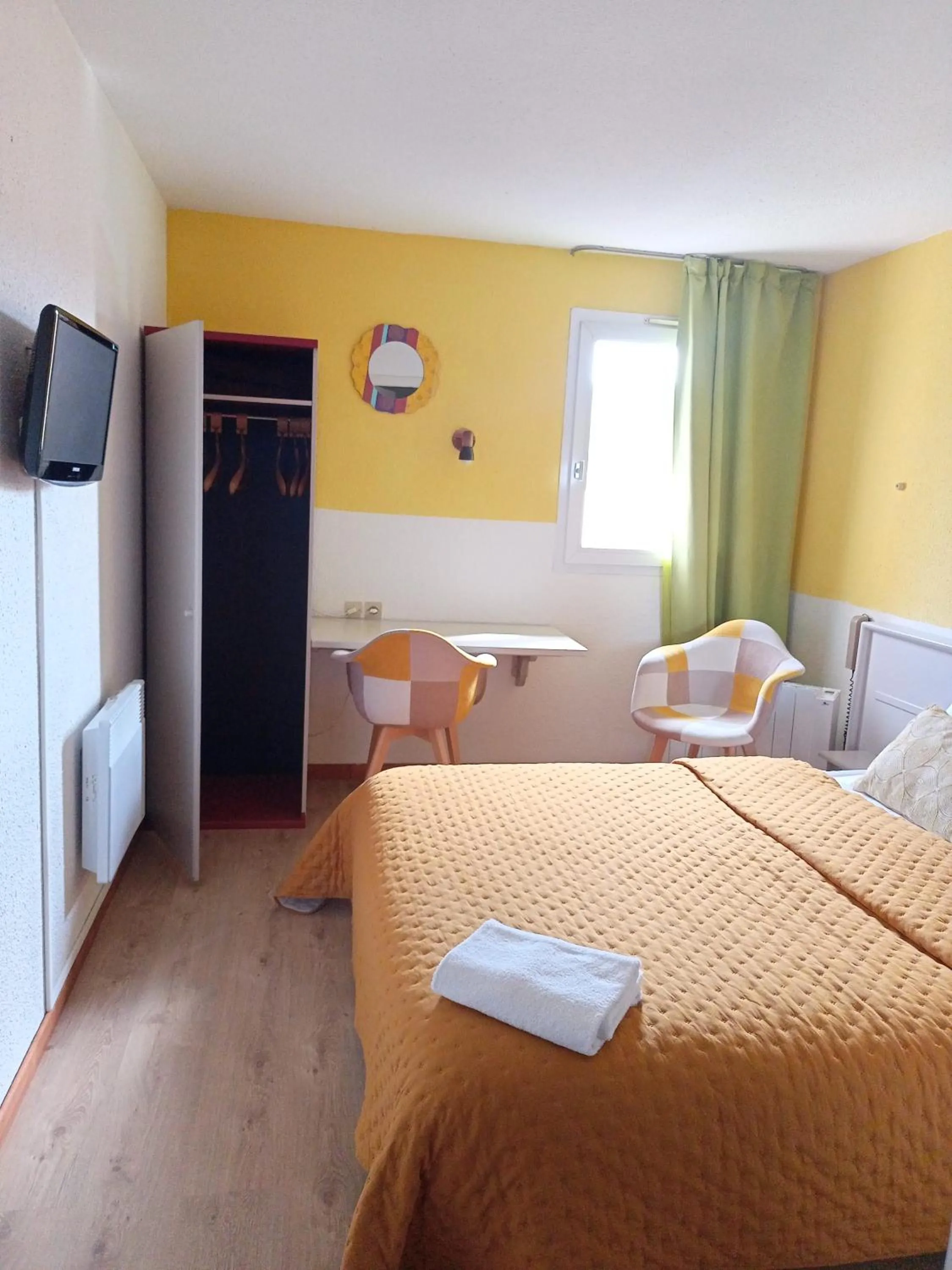 Bed in Bel Hotel Restaurant la Gentilhommière