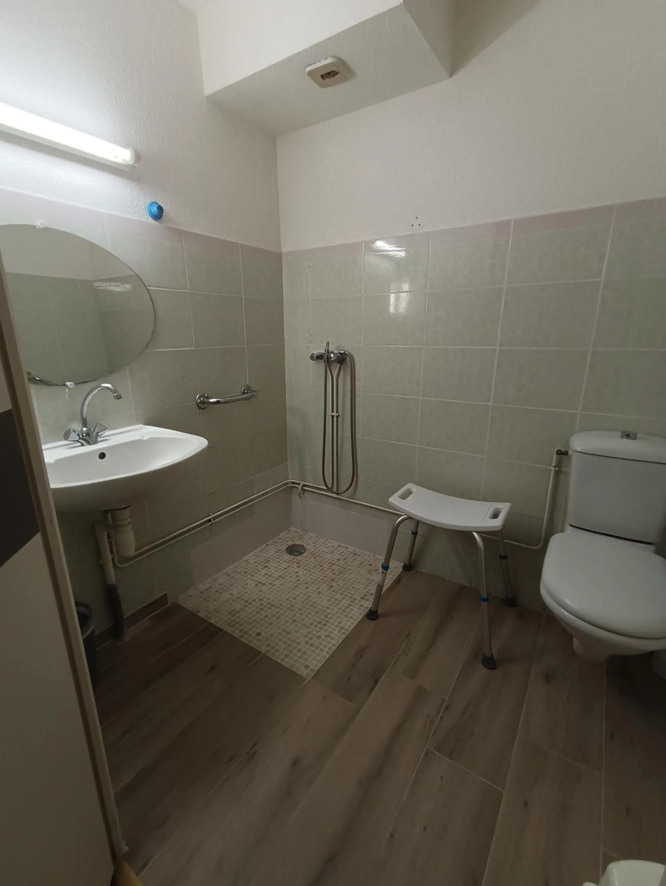 Shower in Bel Hotel Restaurant la Gentilhommière