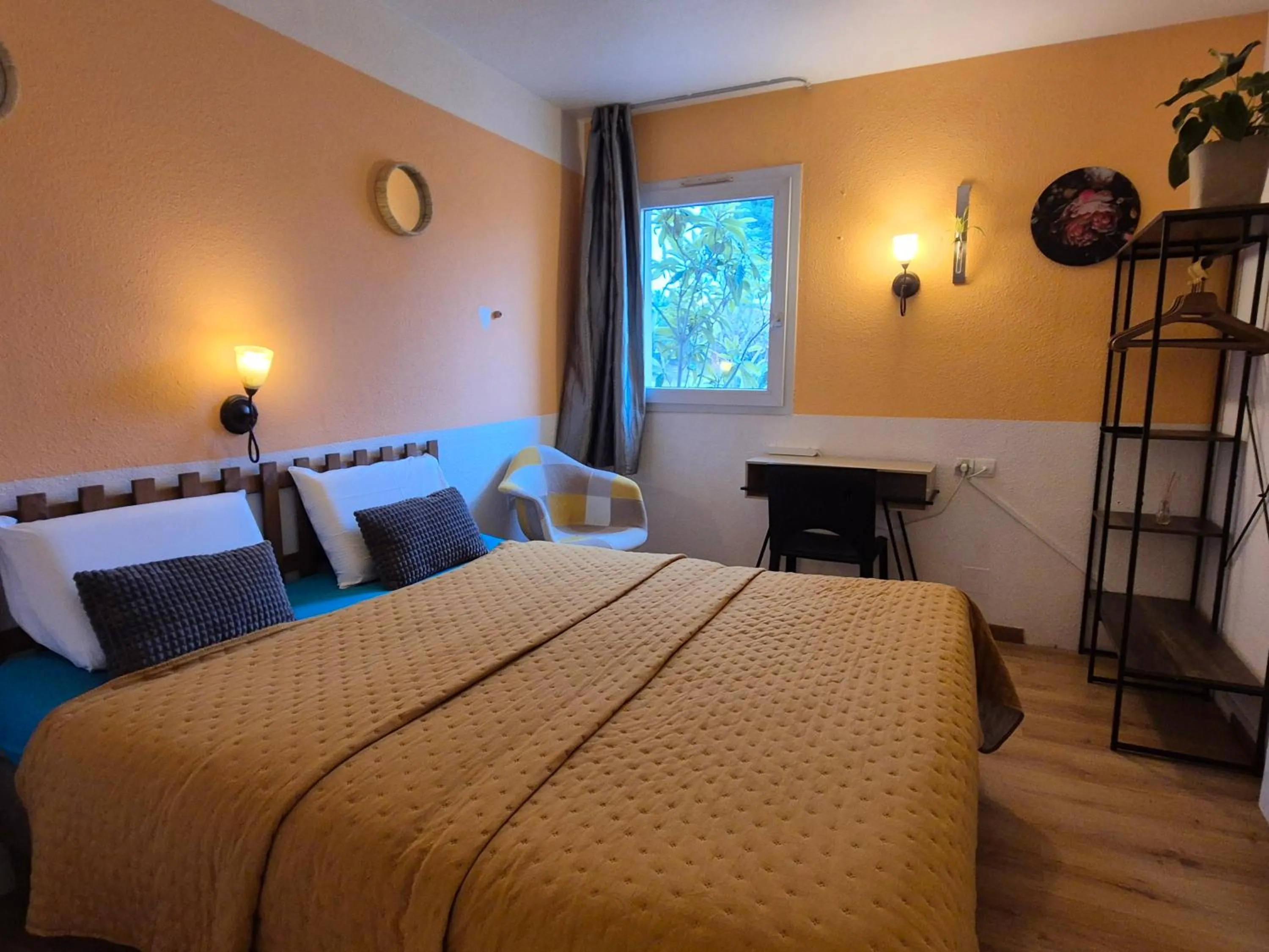 Bed in Bel Hotel Restaurant la Gentilhommière