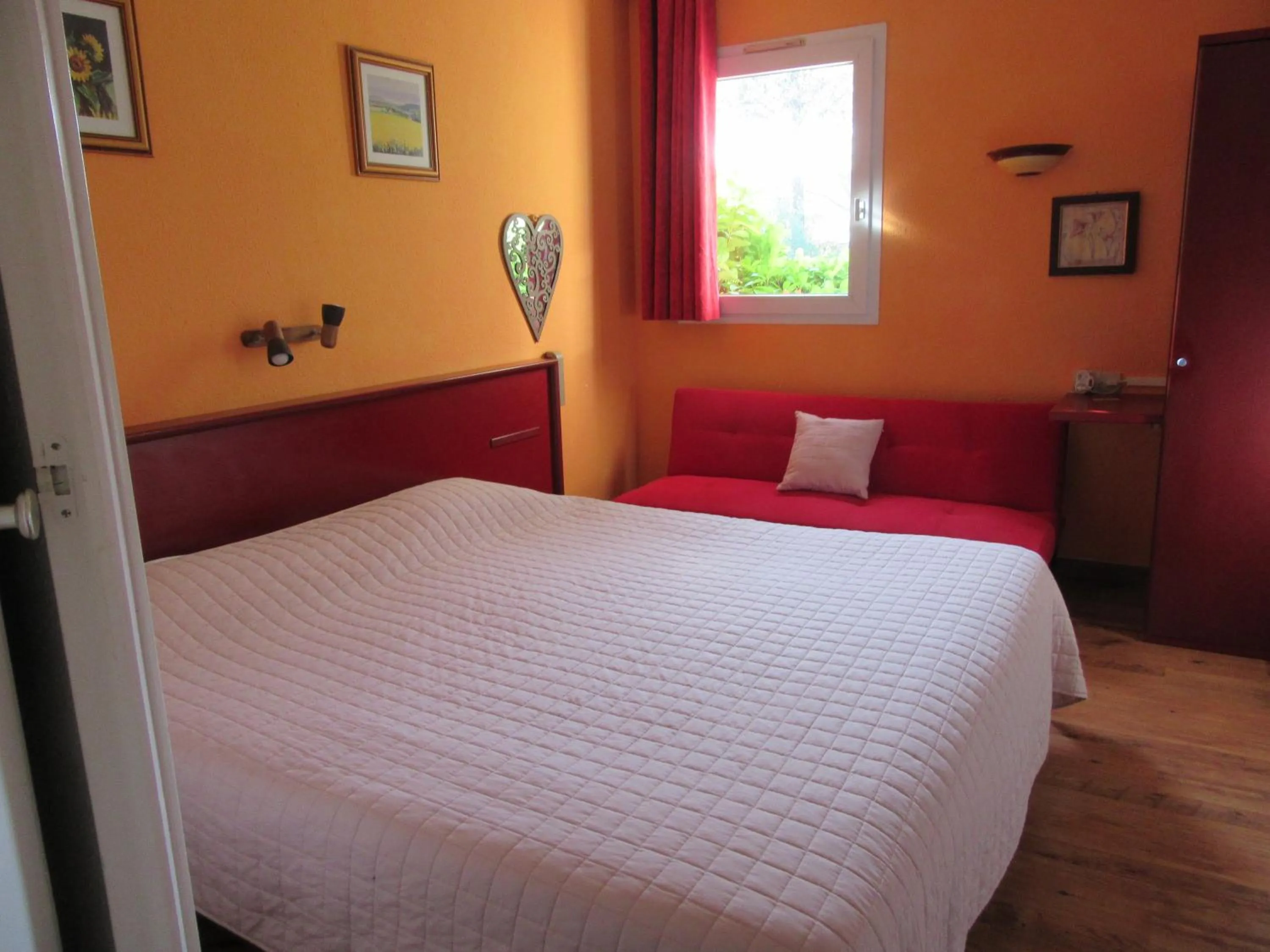 Bed in Bel Hotel Restaurant la Gentilhommière