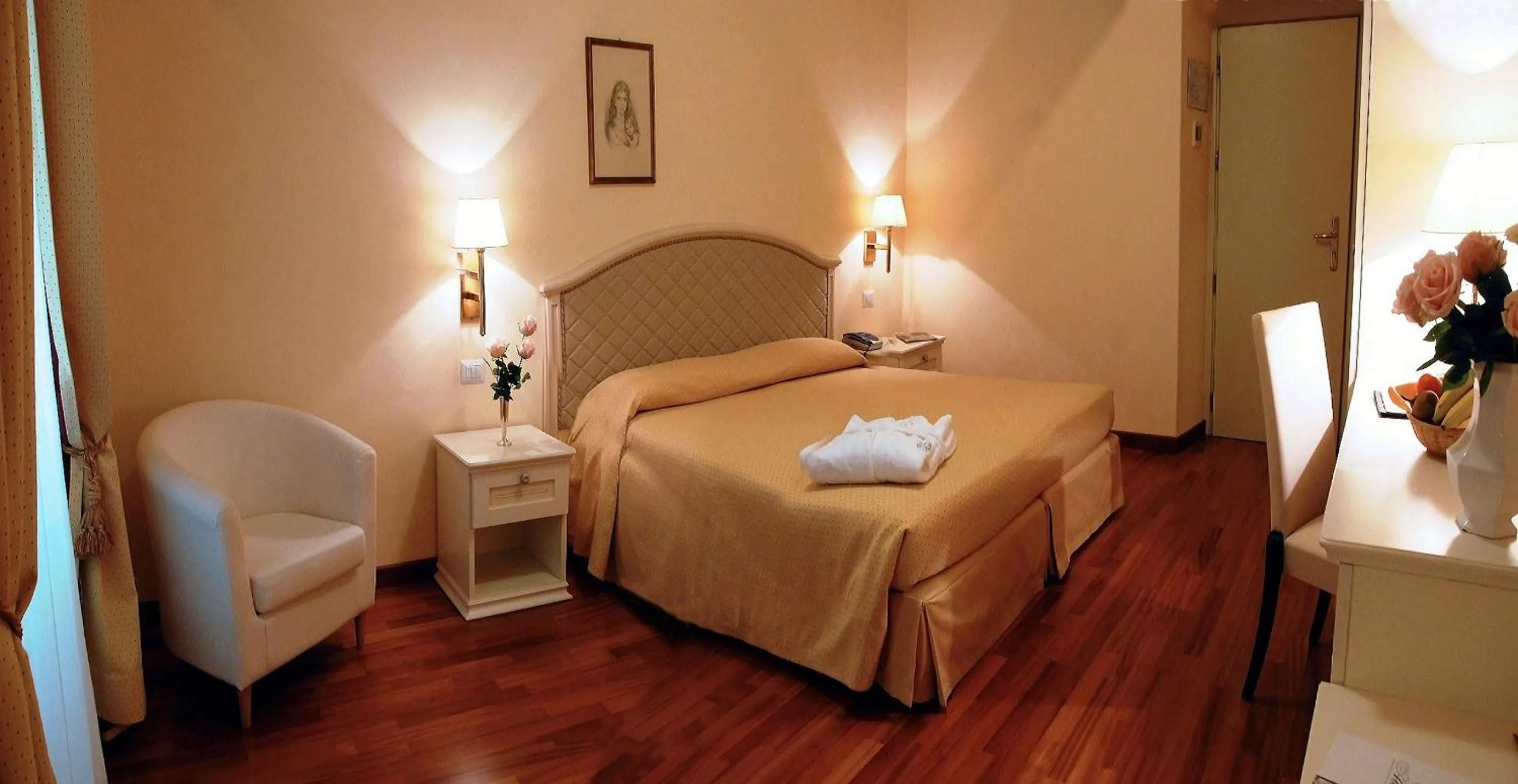 Photo of the whole room, Bed in Hotel Paradiso