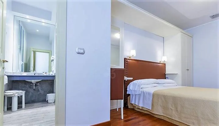 Shower, Bed in Hotel Paradiso