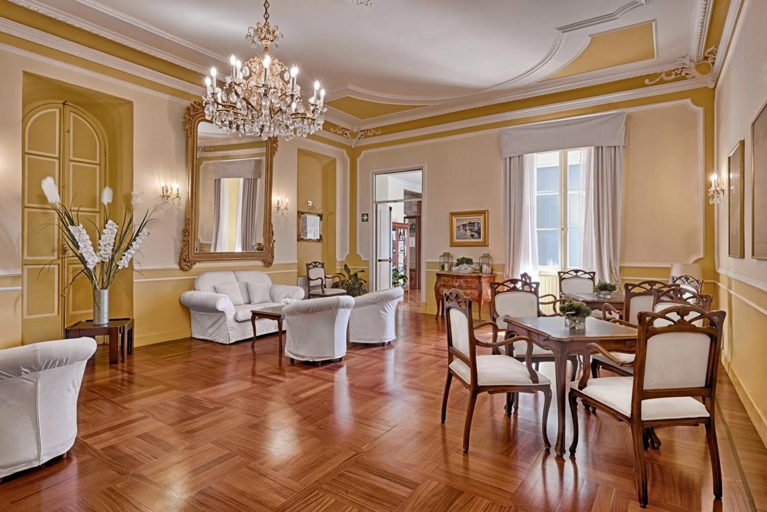 Communal lounge/ TV room in Hotel Paradiso