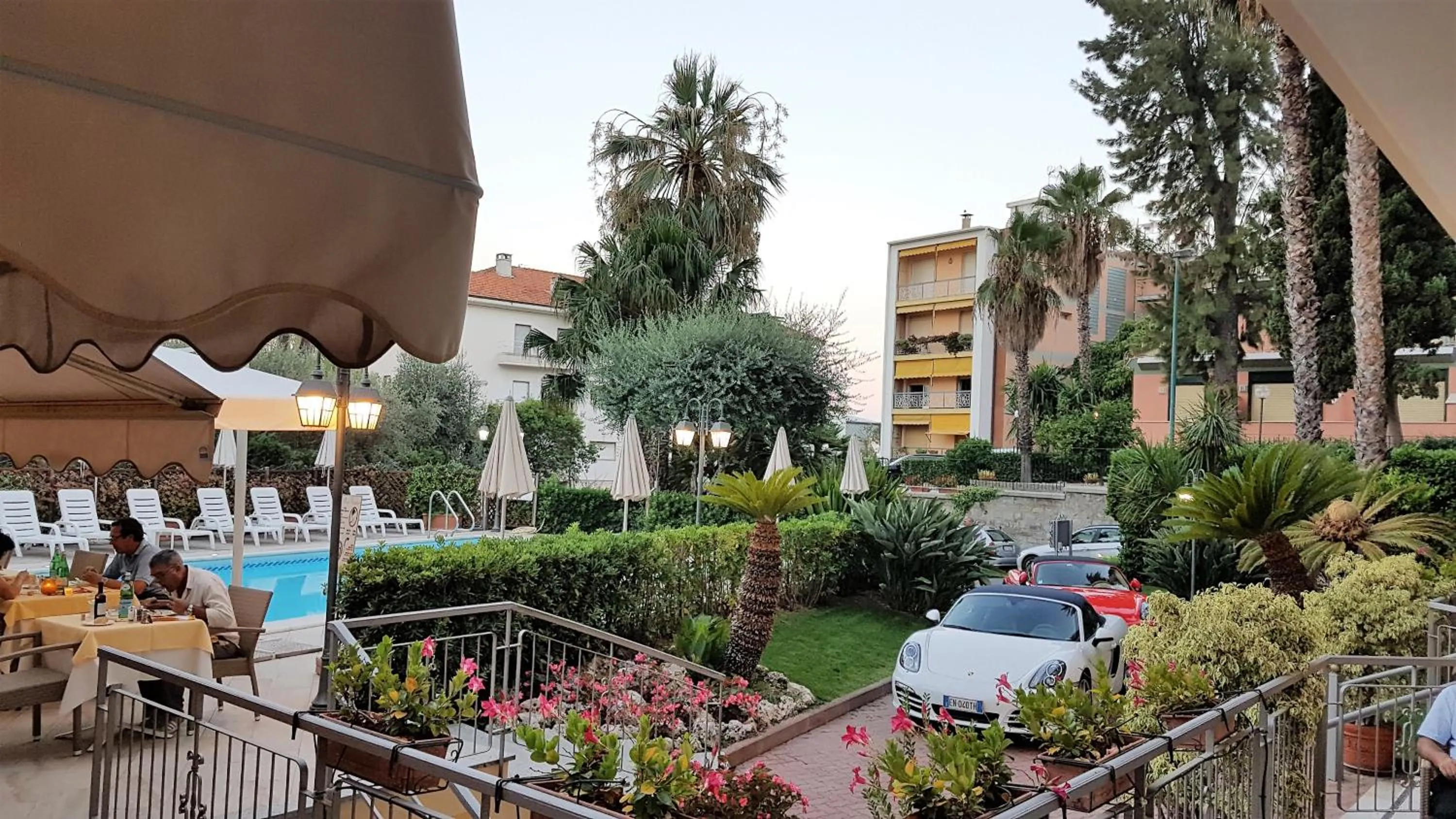 Restaurant/places to eat in Hotel Paradiso