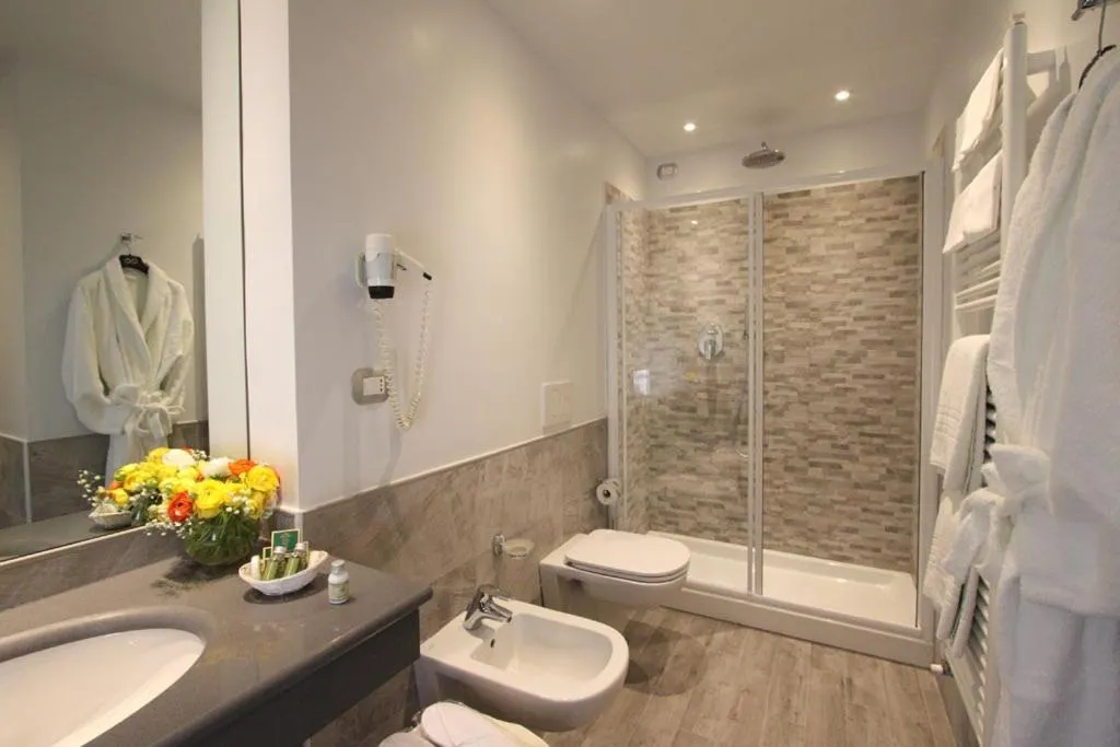 Shower in Hotel Paradiso