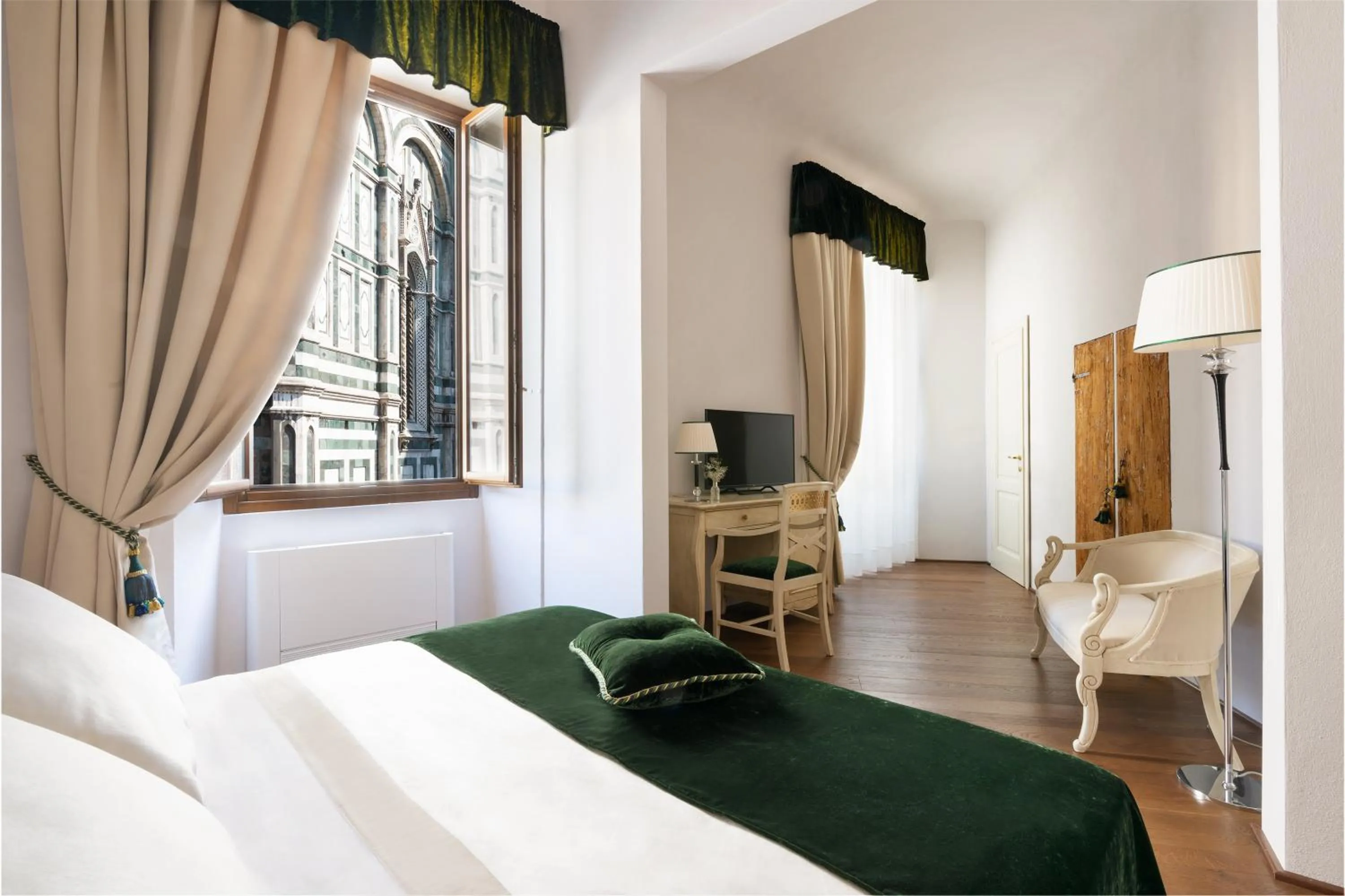 View (from property/room), Bed in Firenze al Duomo