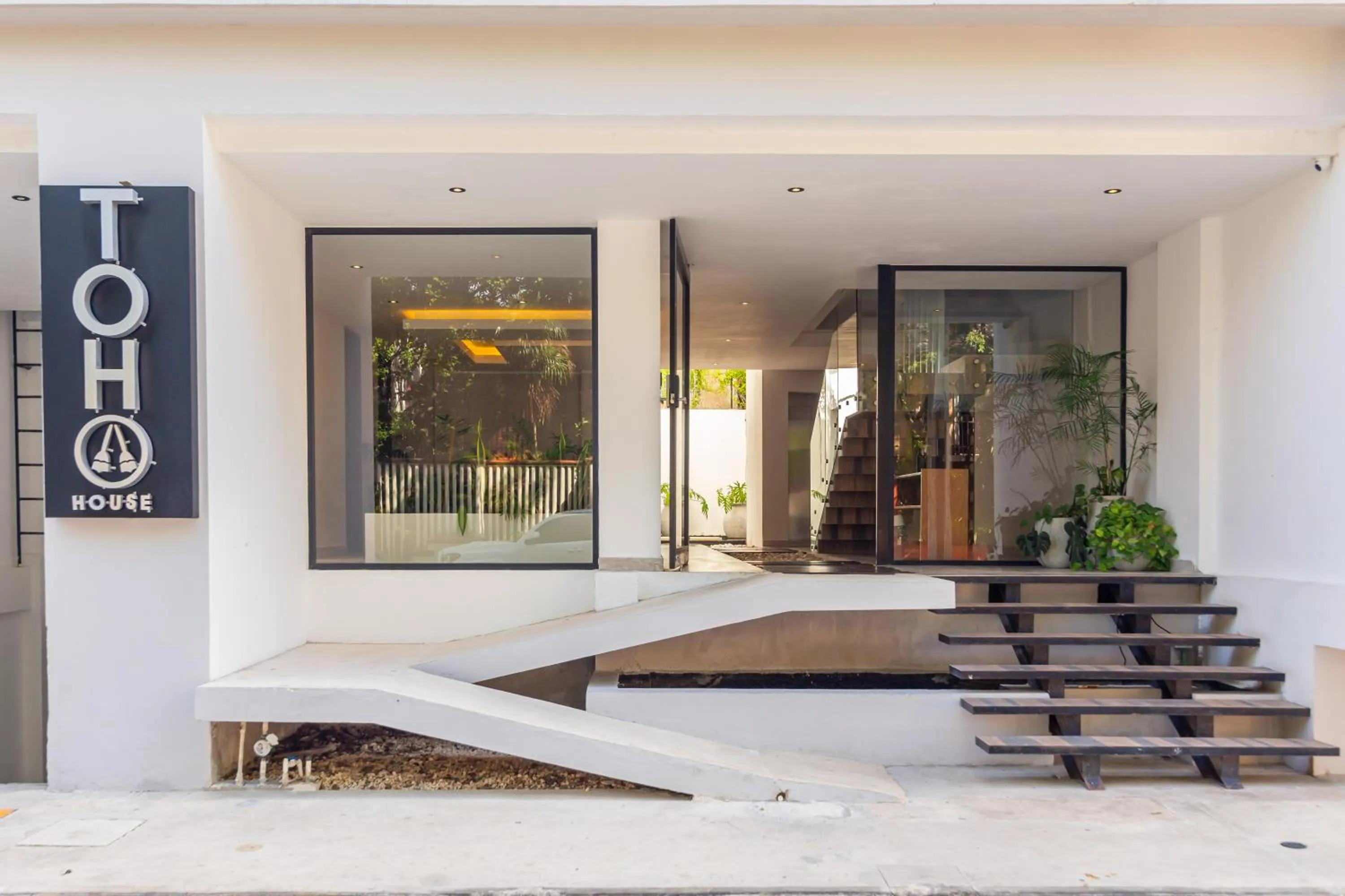 Facade/entrance in Toh House Luxury by Boutique Apartments MX