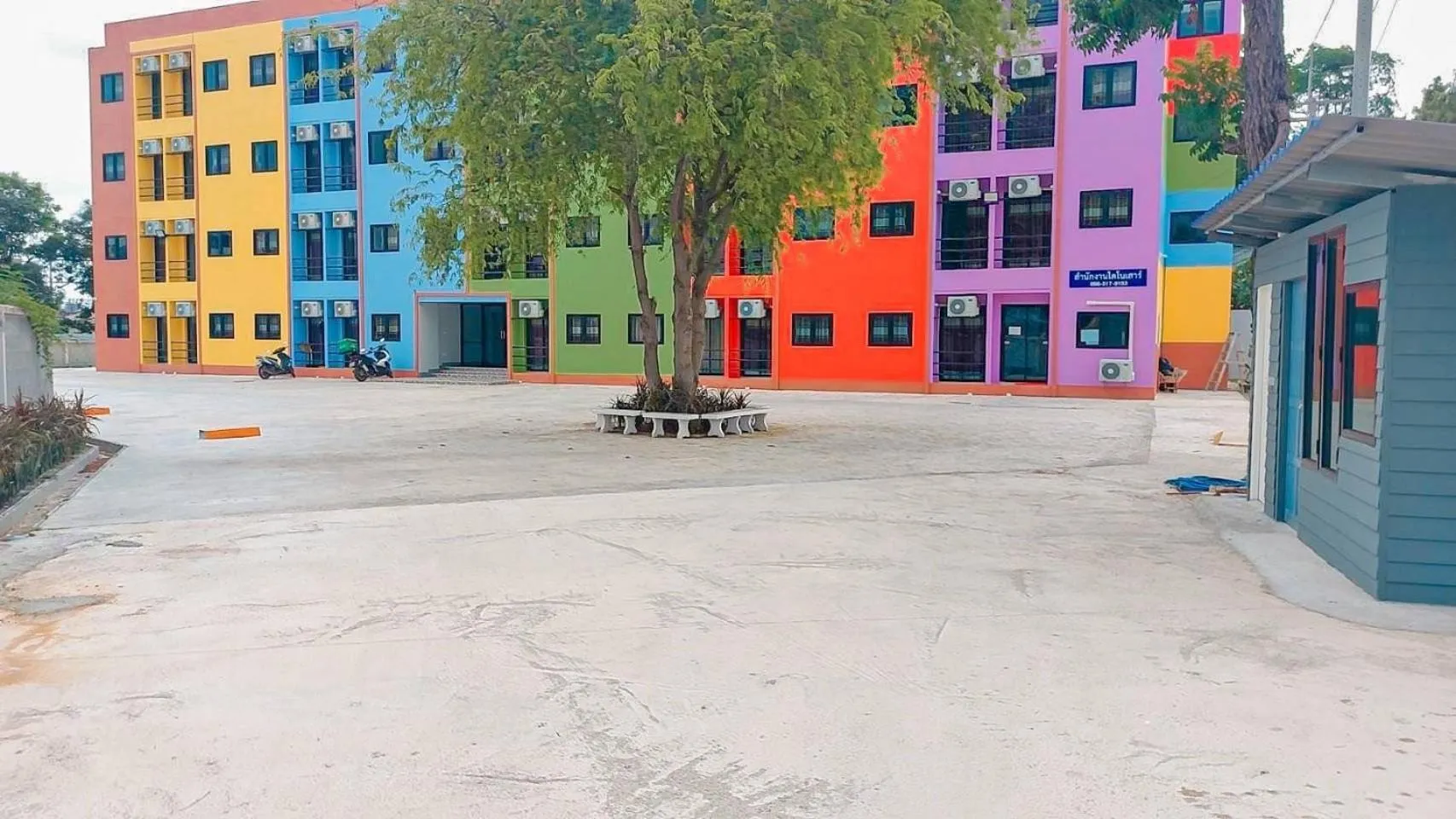 Facade/entrance in Dinosaur Apartment