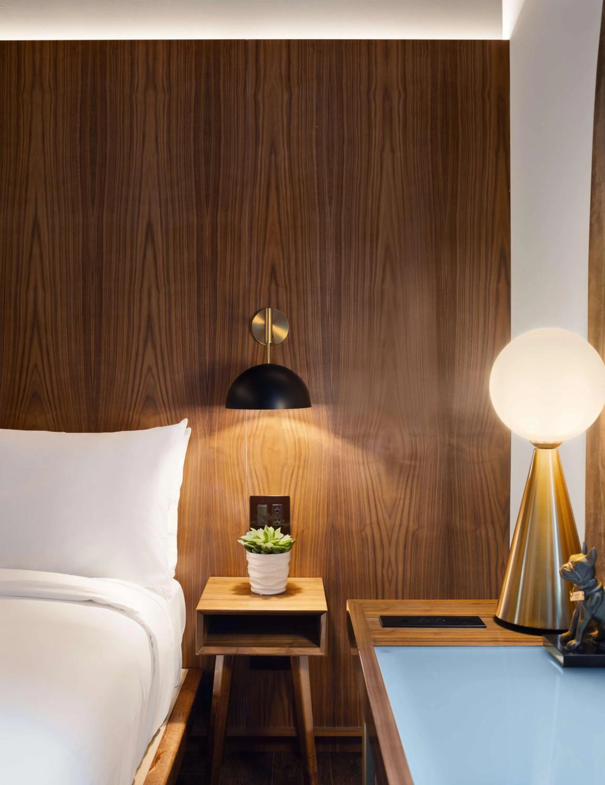 Bedroom, Bed in Grayson Hotel