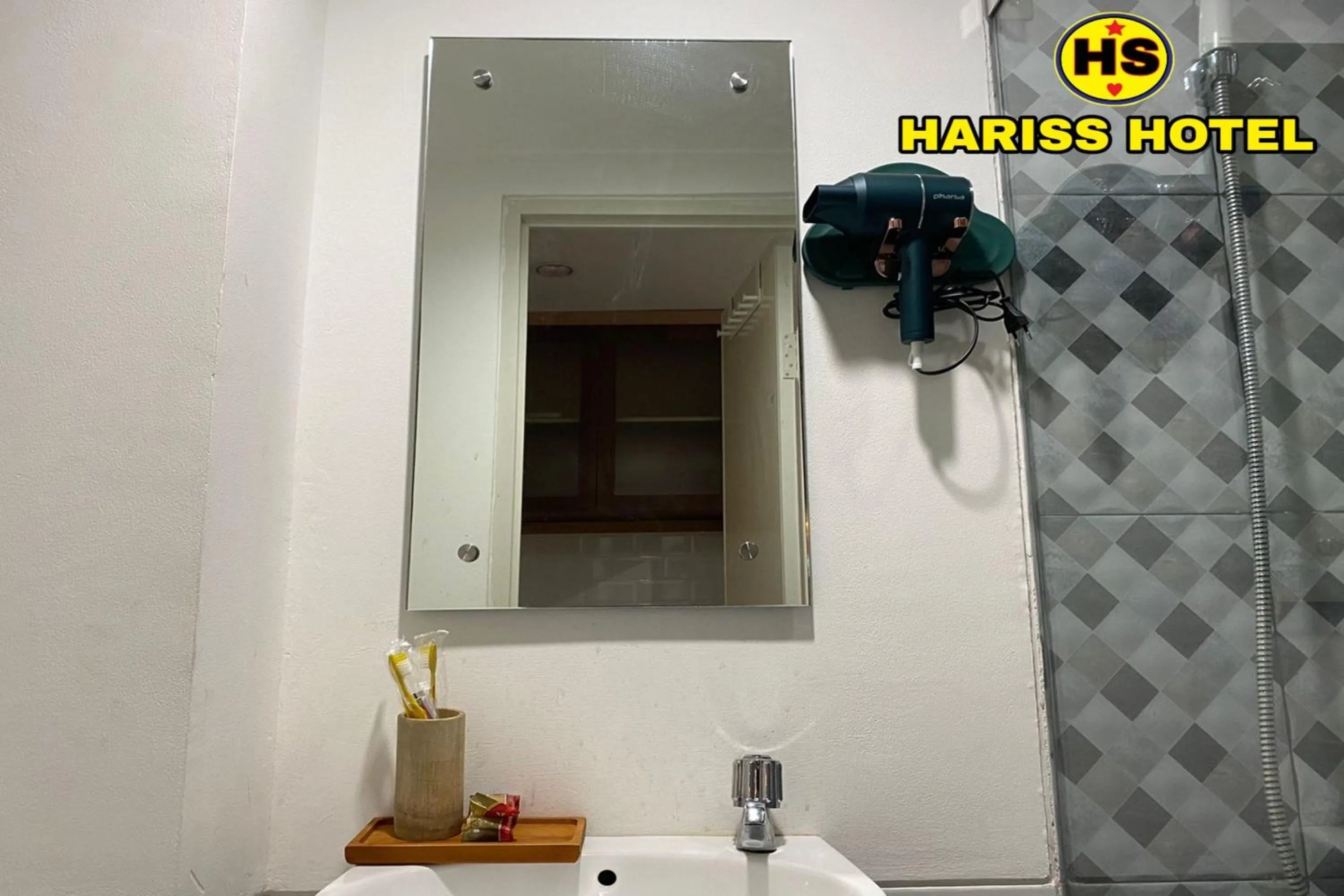 Bathroom in Hariss Inn Bandara