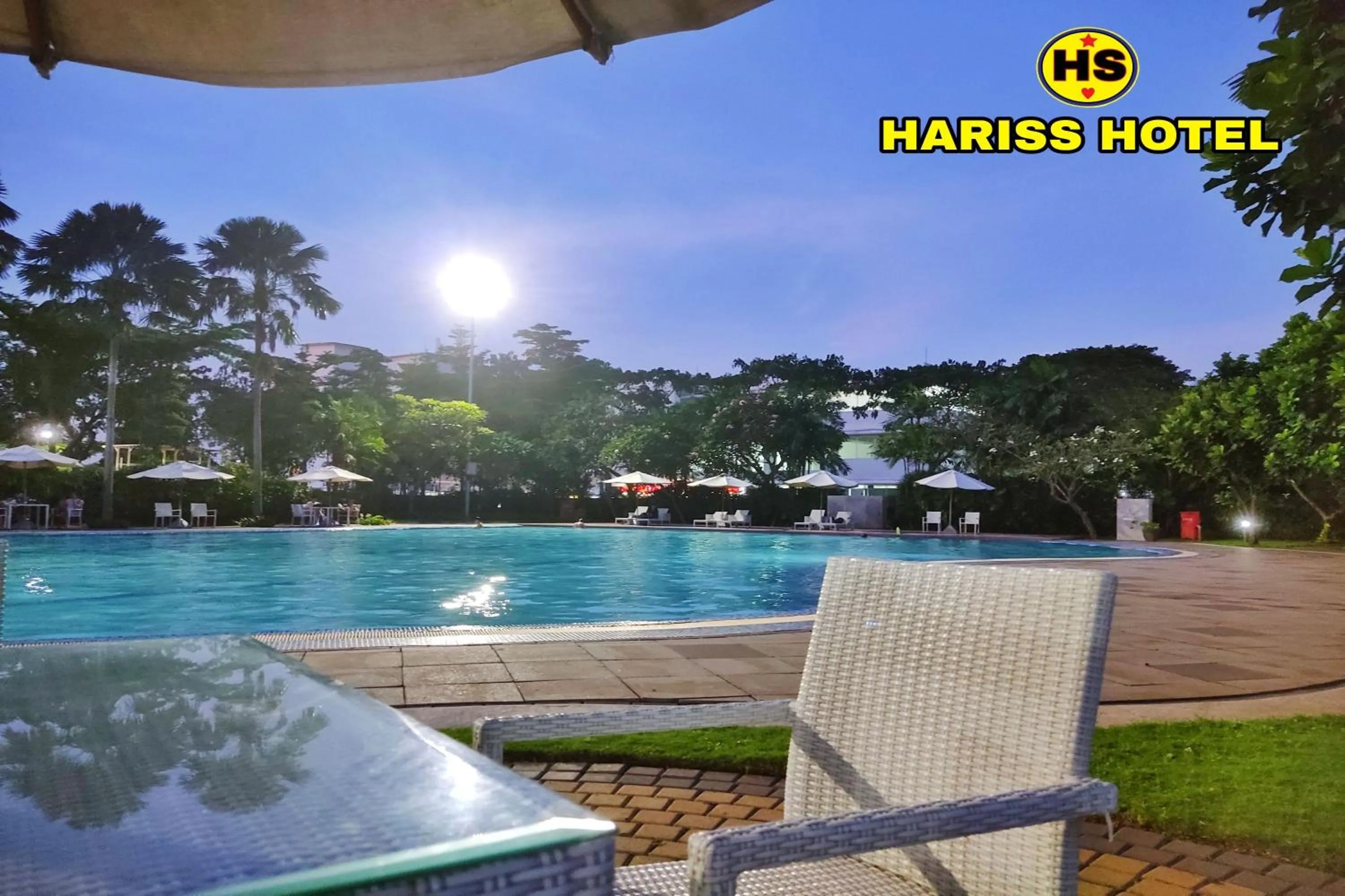 Swimming pool in Hariss Inn Bandara