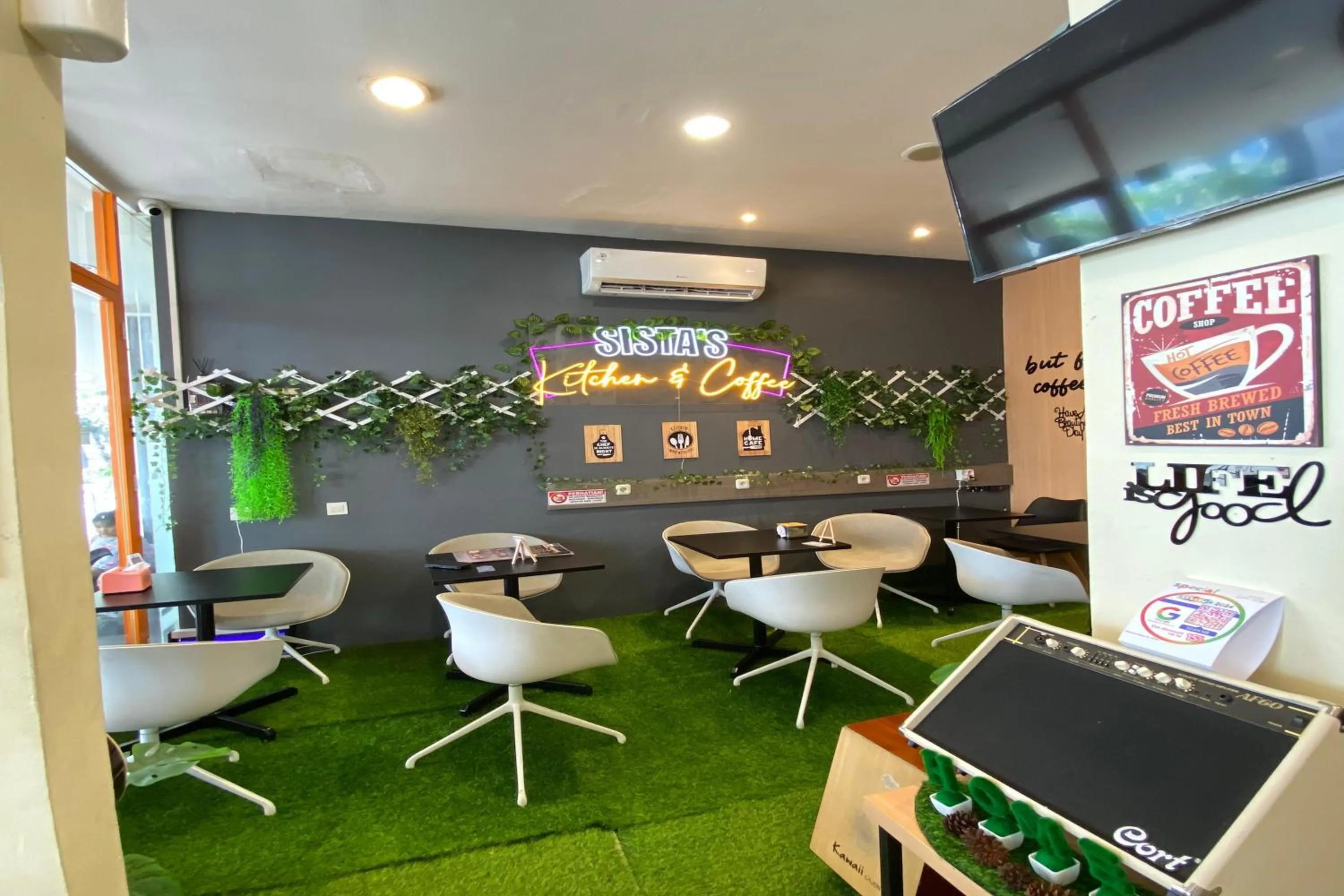 Restaurant/places to eat in Hariss Inn Bandara