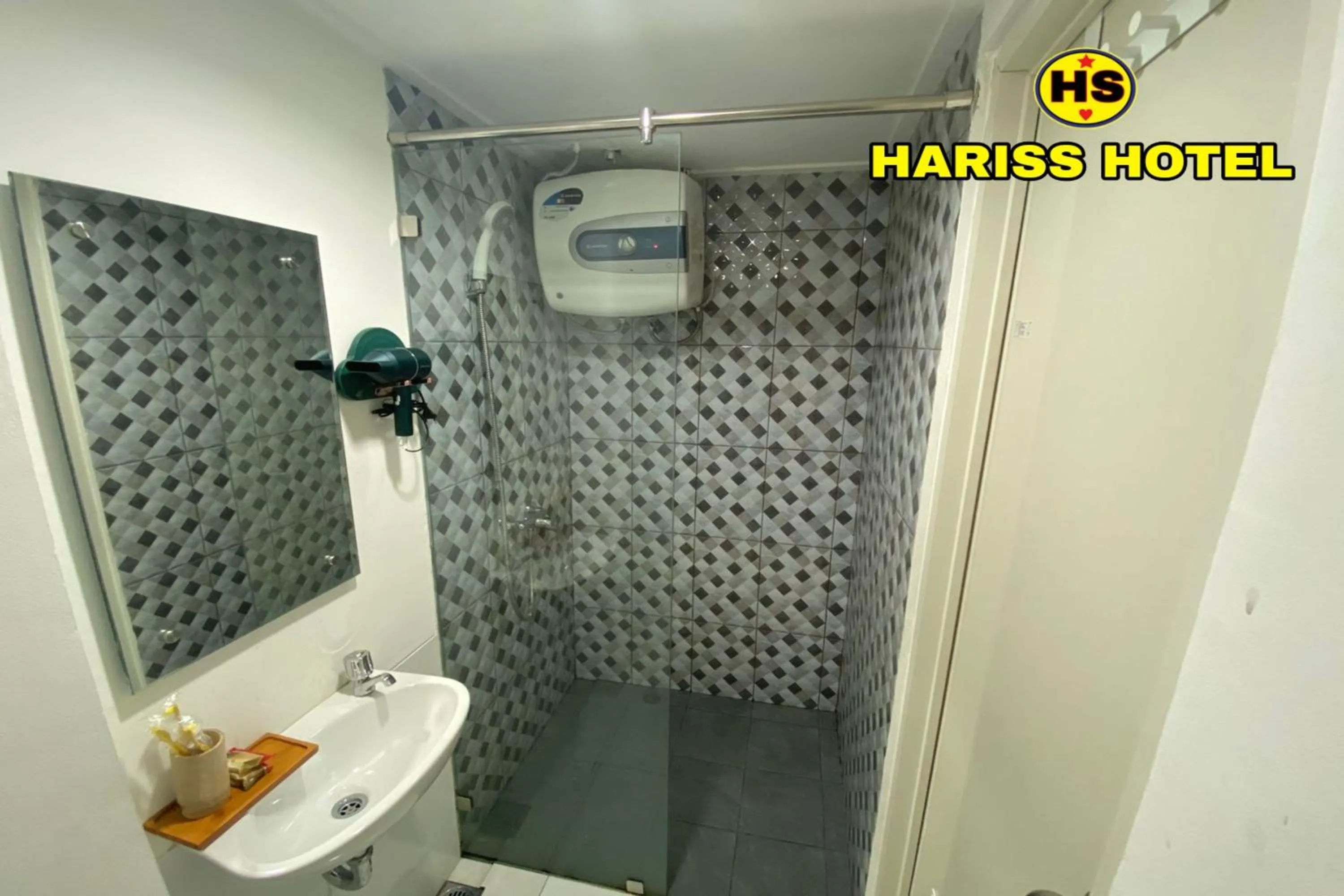 Bathroom in Hariss Inn Bandara