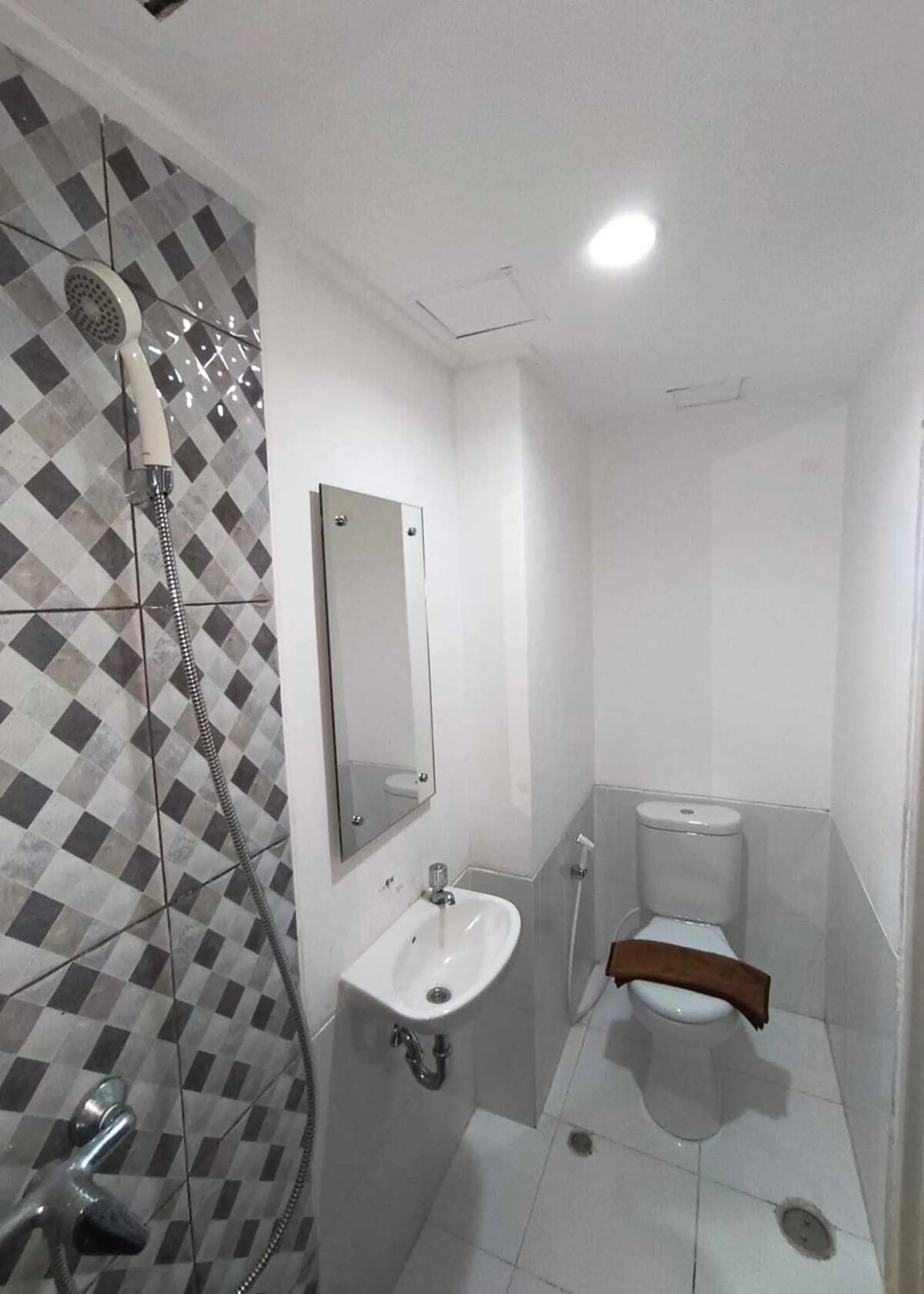 Bathroom in Hariss Inn Bandara