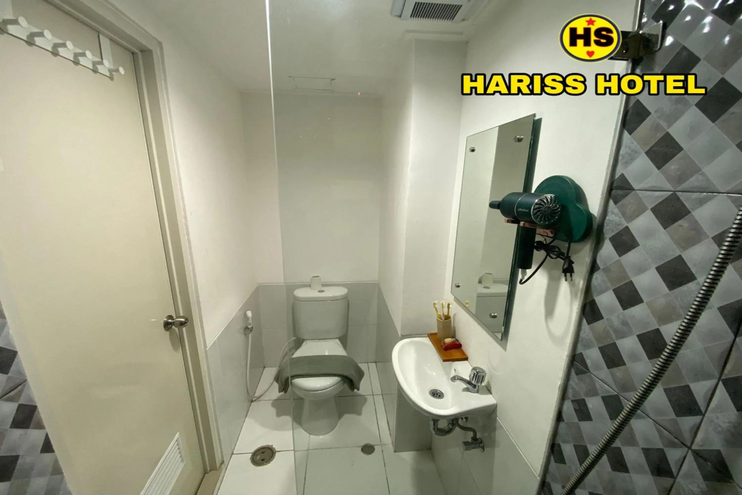 Bathroom in Hariss Inn Bandara