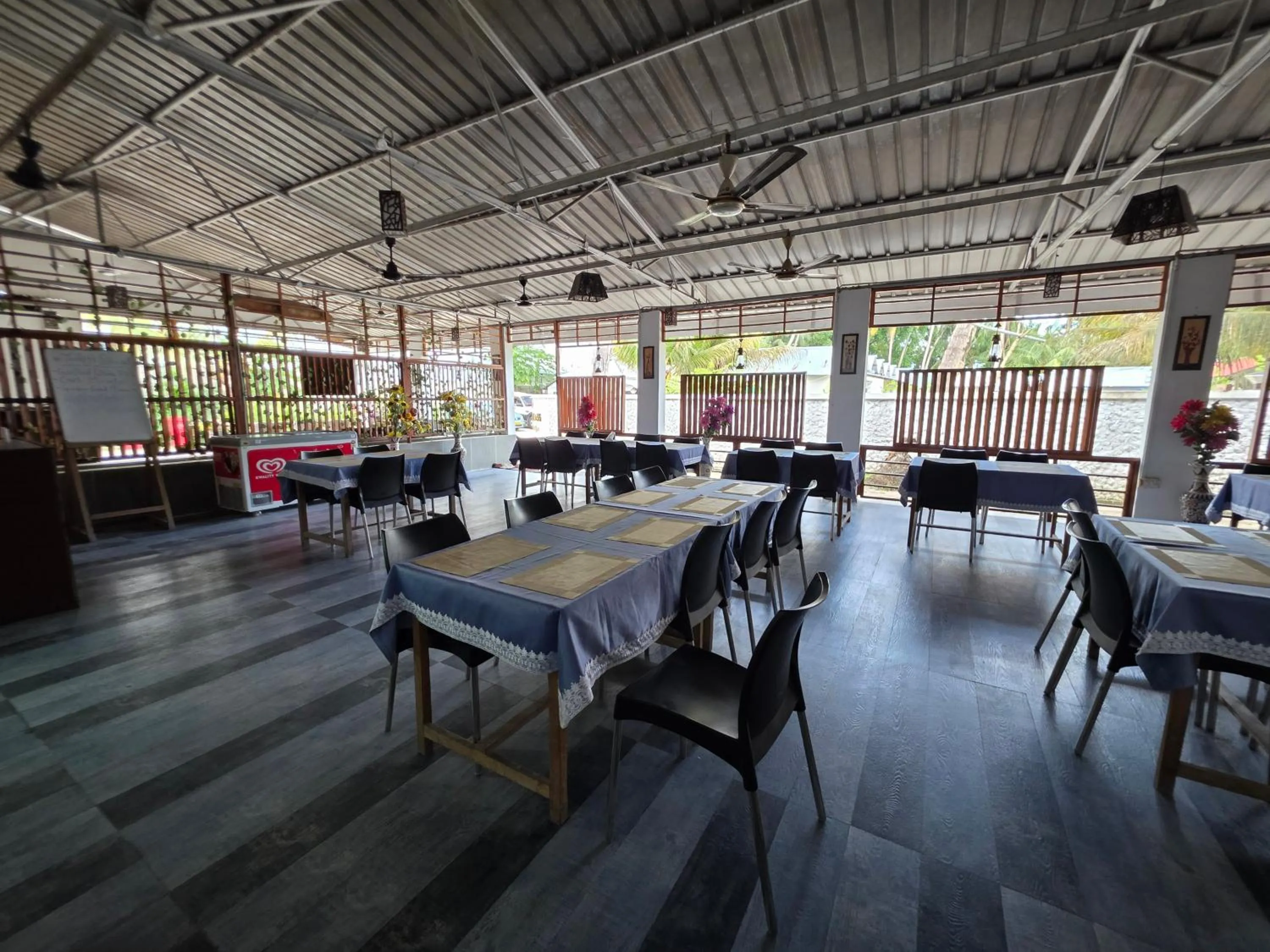 Restaurant/places to eat in Lemon Grass Resort & Spa