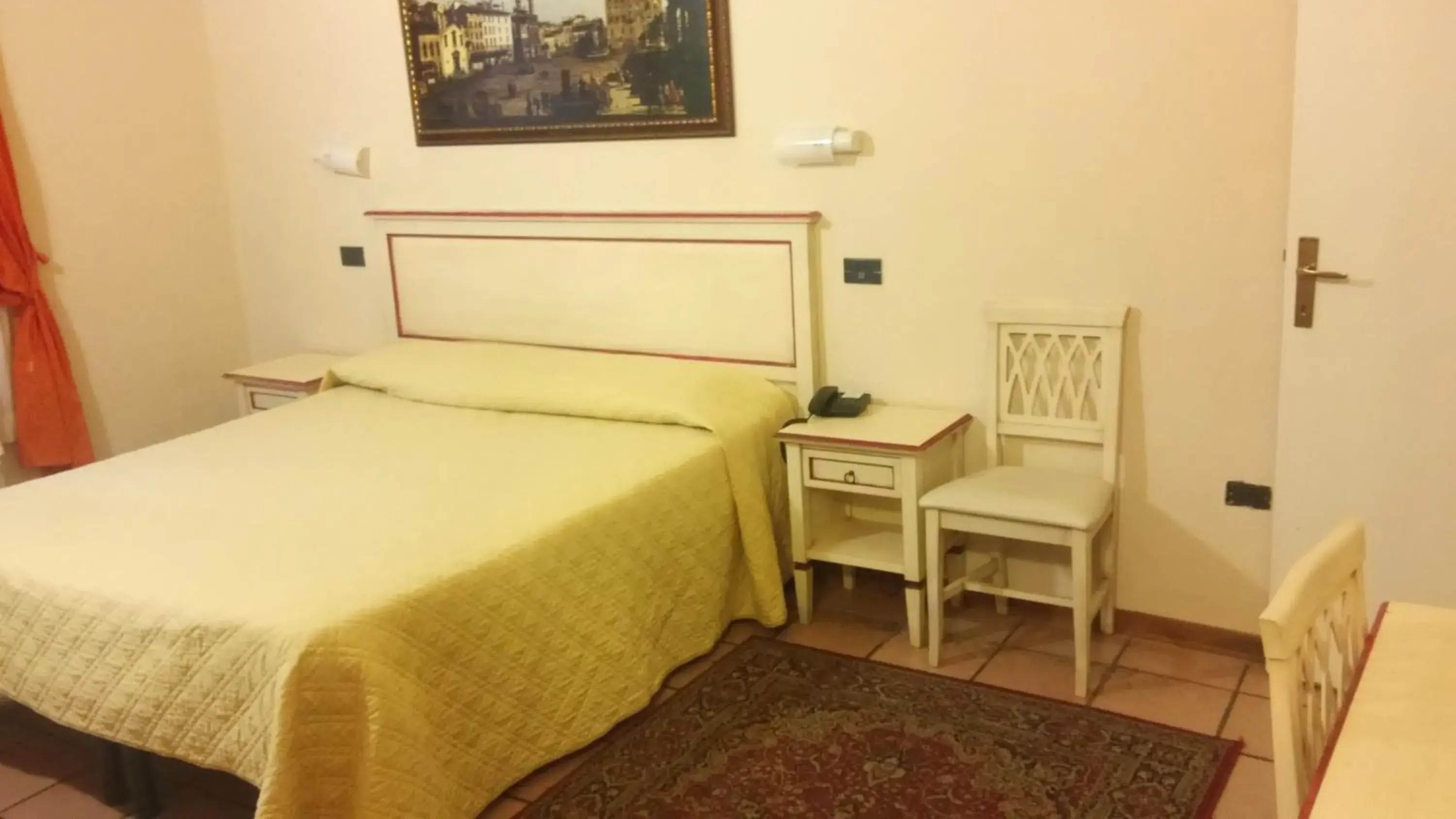 Economy Double Room in Hotel Vasari Economy Double Room in Hotel Vasari