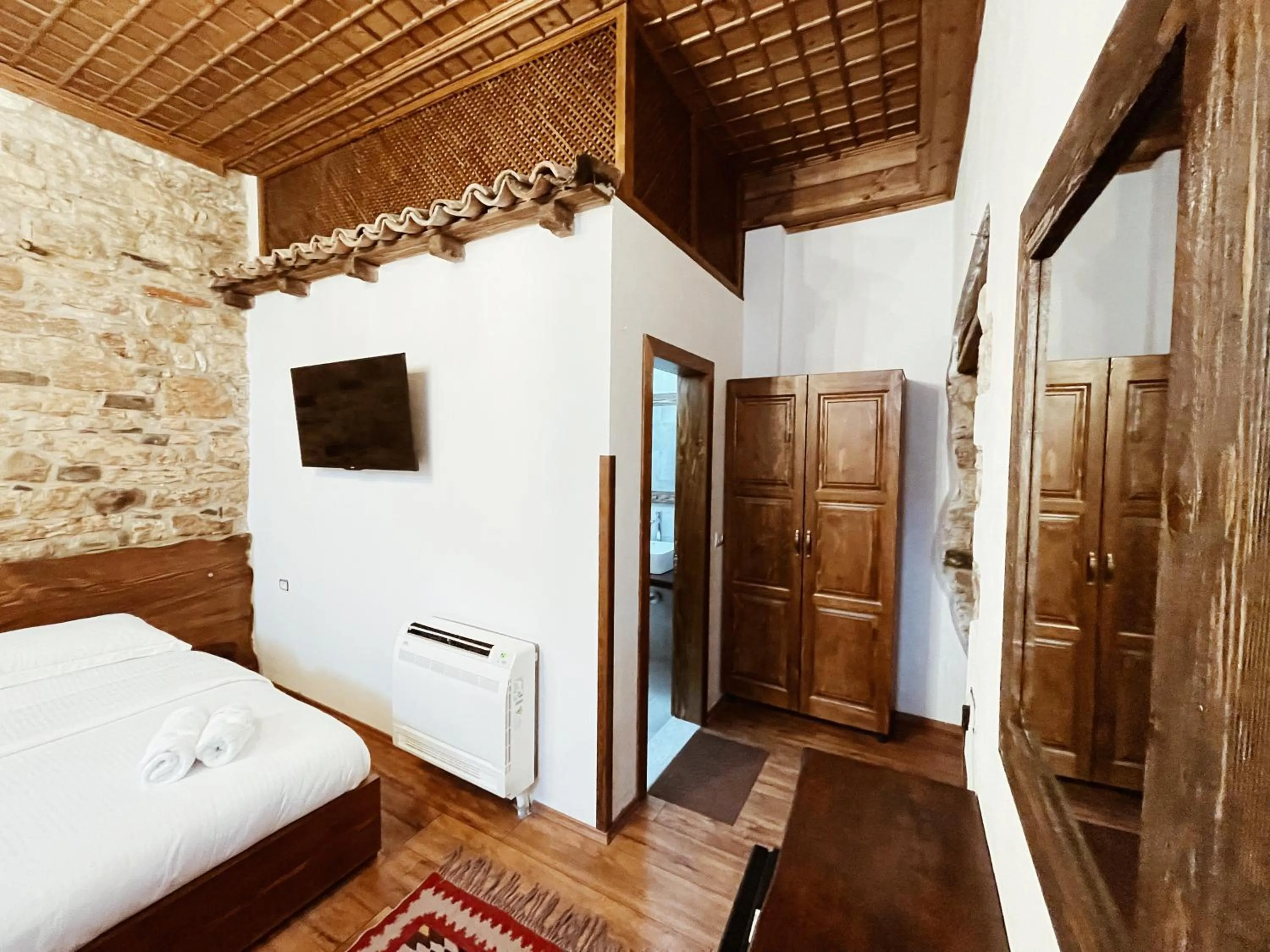 air conditioner, Bed in Tradita e Beratit