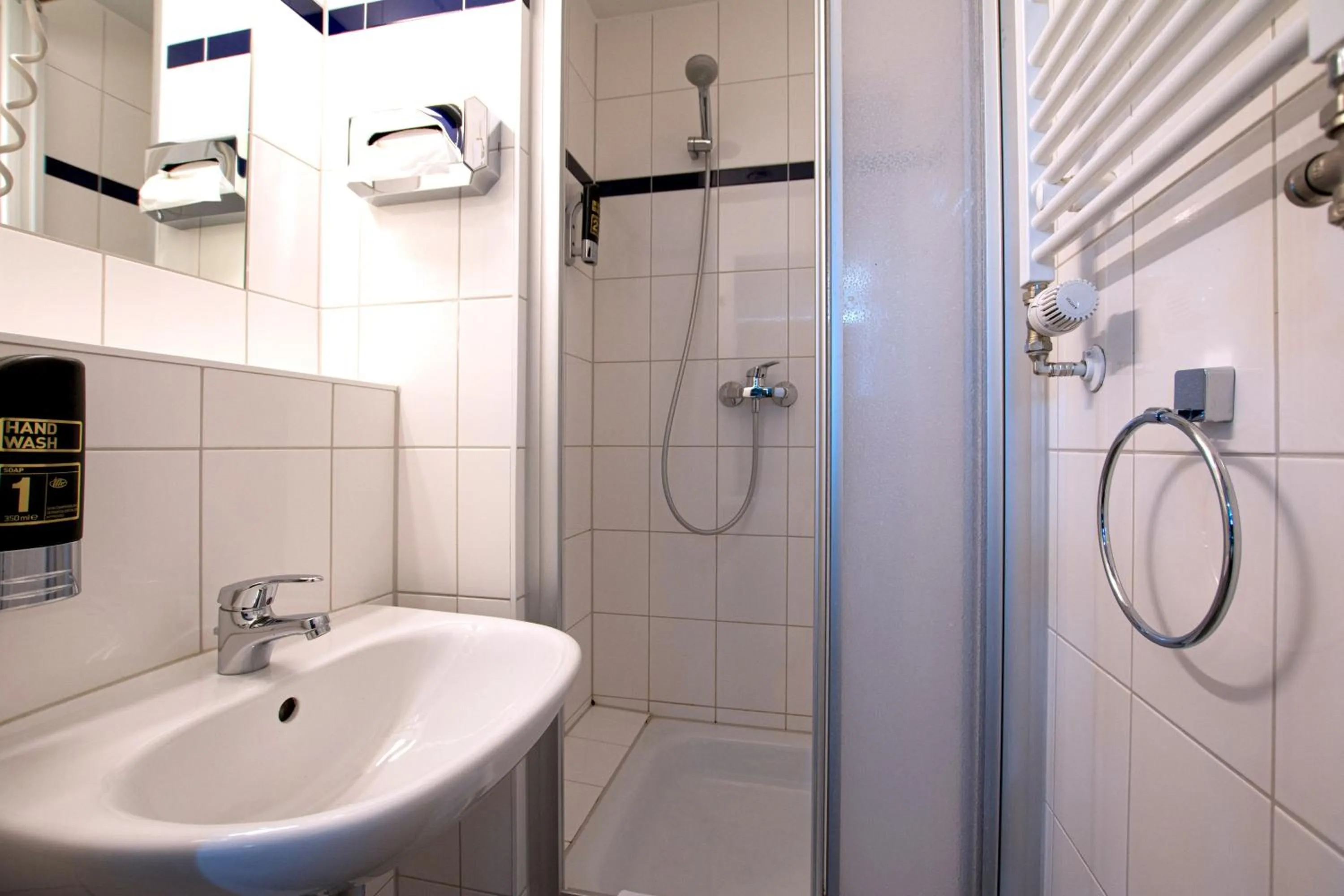 Bathroom in a&o München Laim