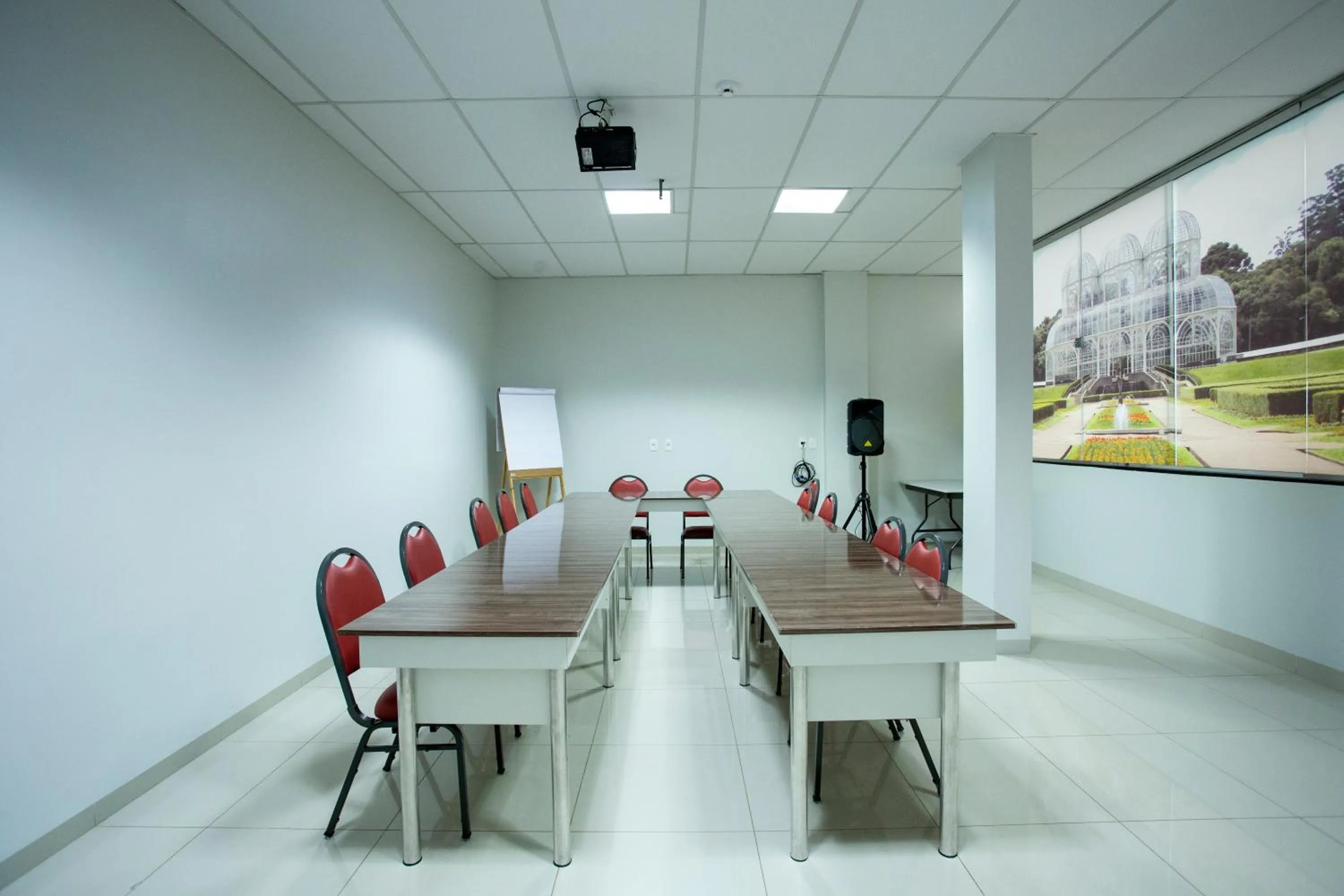 Communal lounge/ TV room in Tezla Hotel