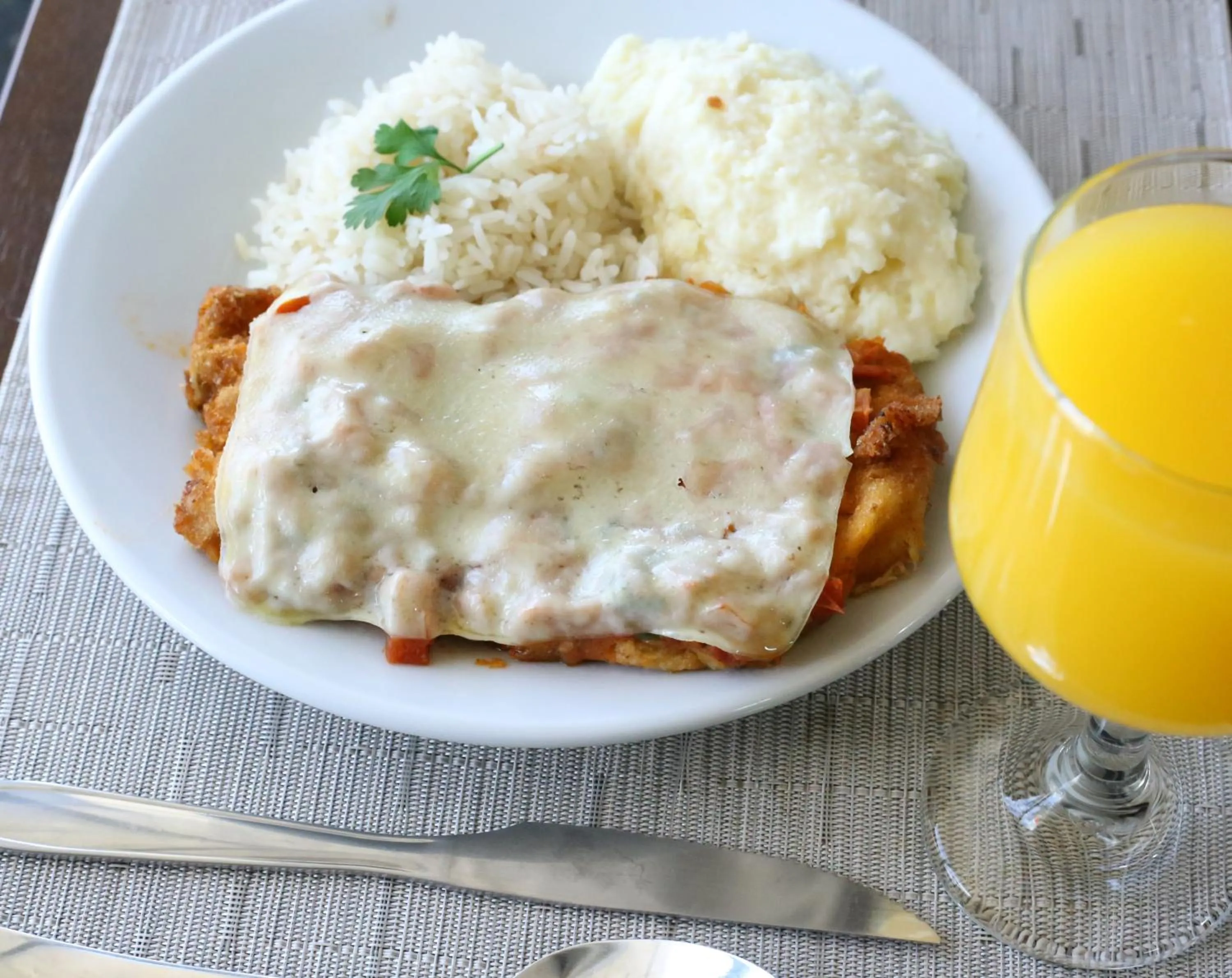 Food and drinks in Tezla Hotel