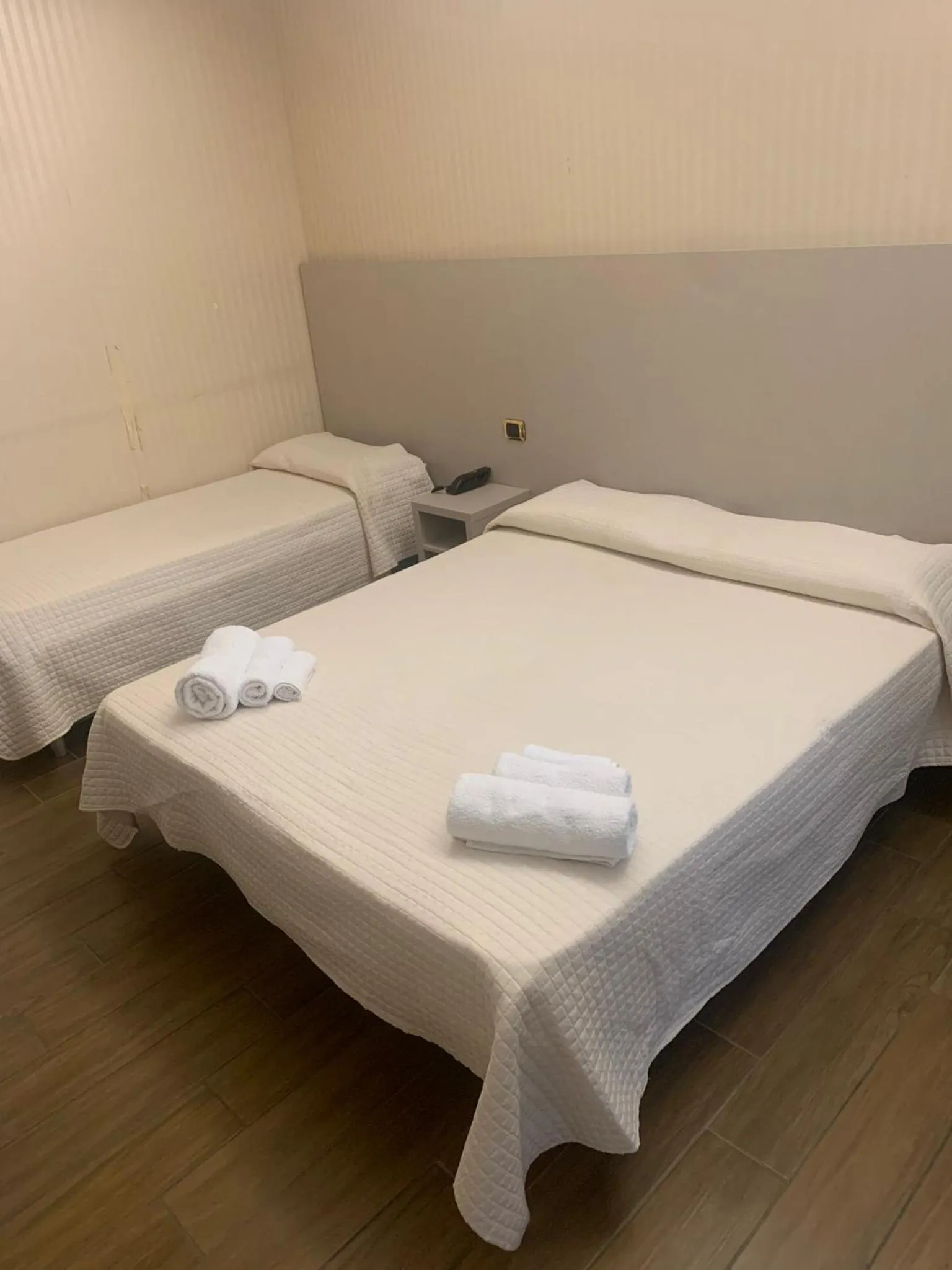 Bed in Hotel Royal Plaza