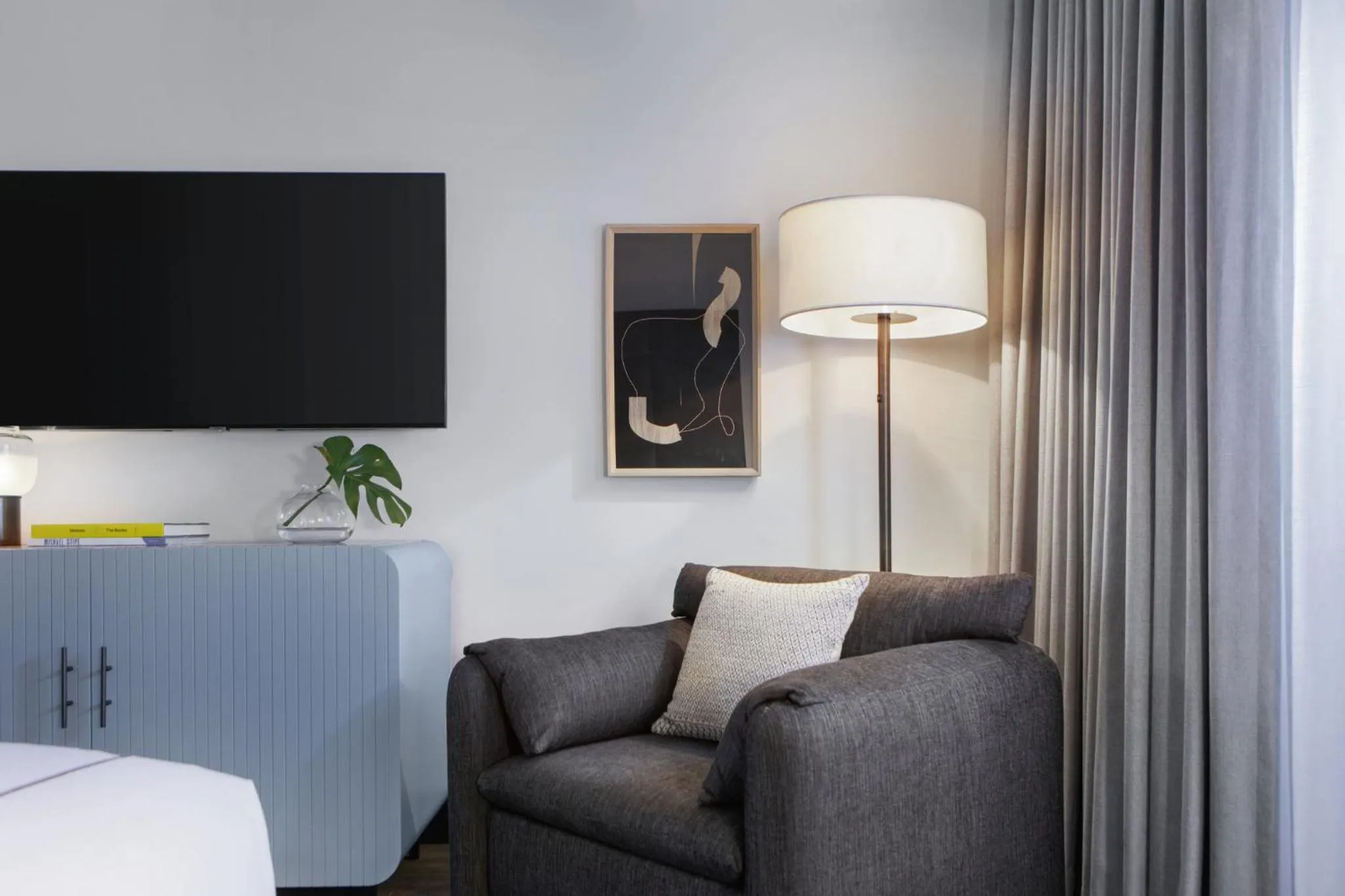 Photo of the whole room in Kimpton Shane Atlanta by IHG