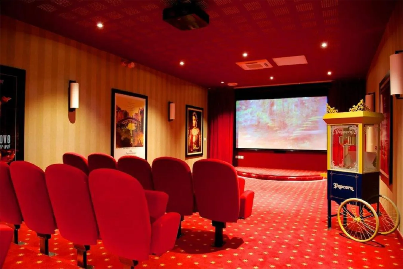 Property building in Résidence Service Seniors MONTANA