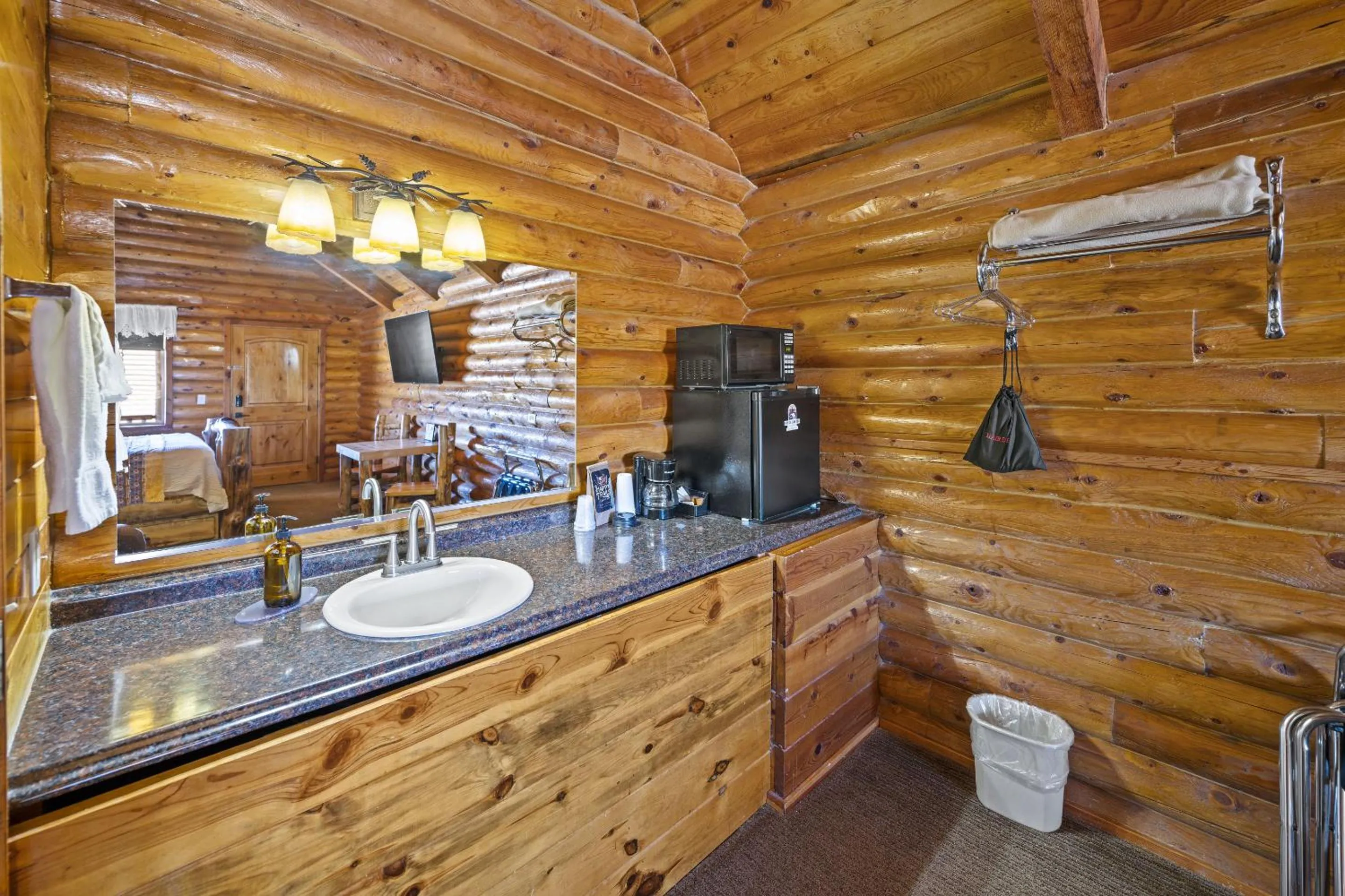 Bathroom in Bryce Canyon Log Cabins