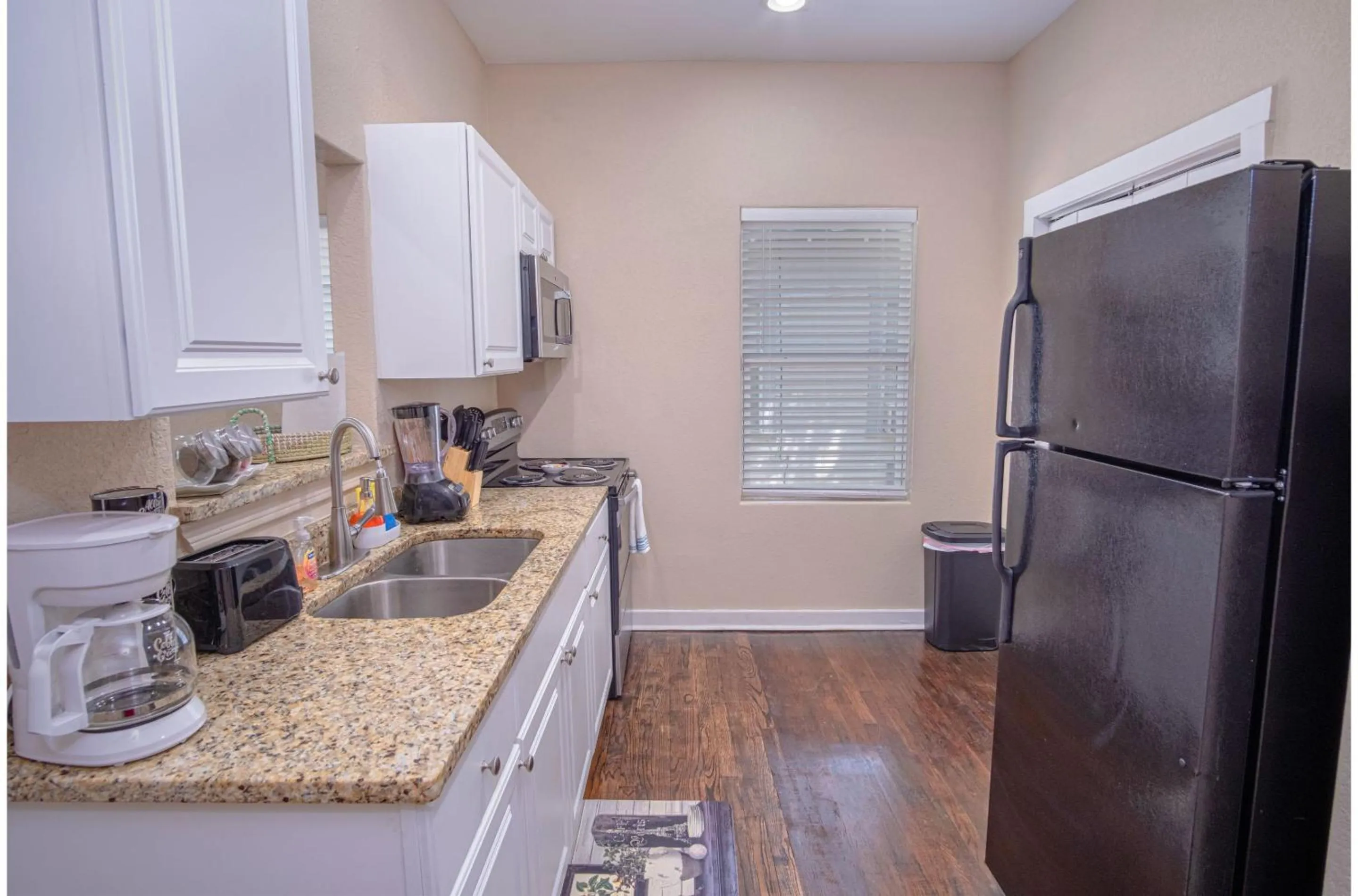 Kitchen or kitchenette in Fabulous Newly Renovated 1Br1Ba Near Downtown