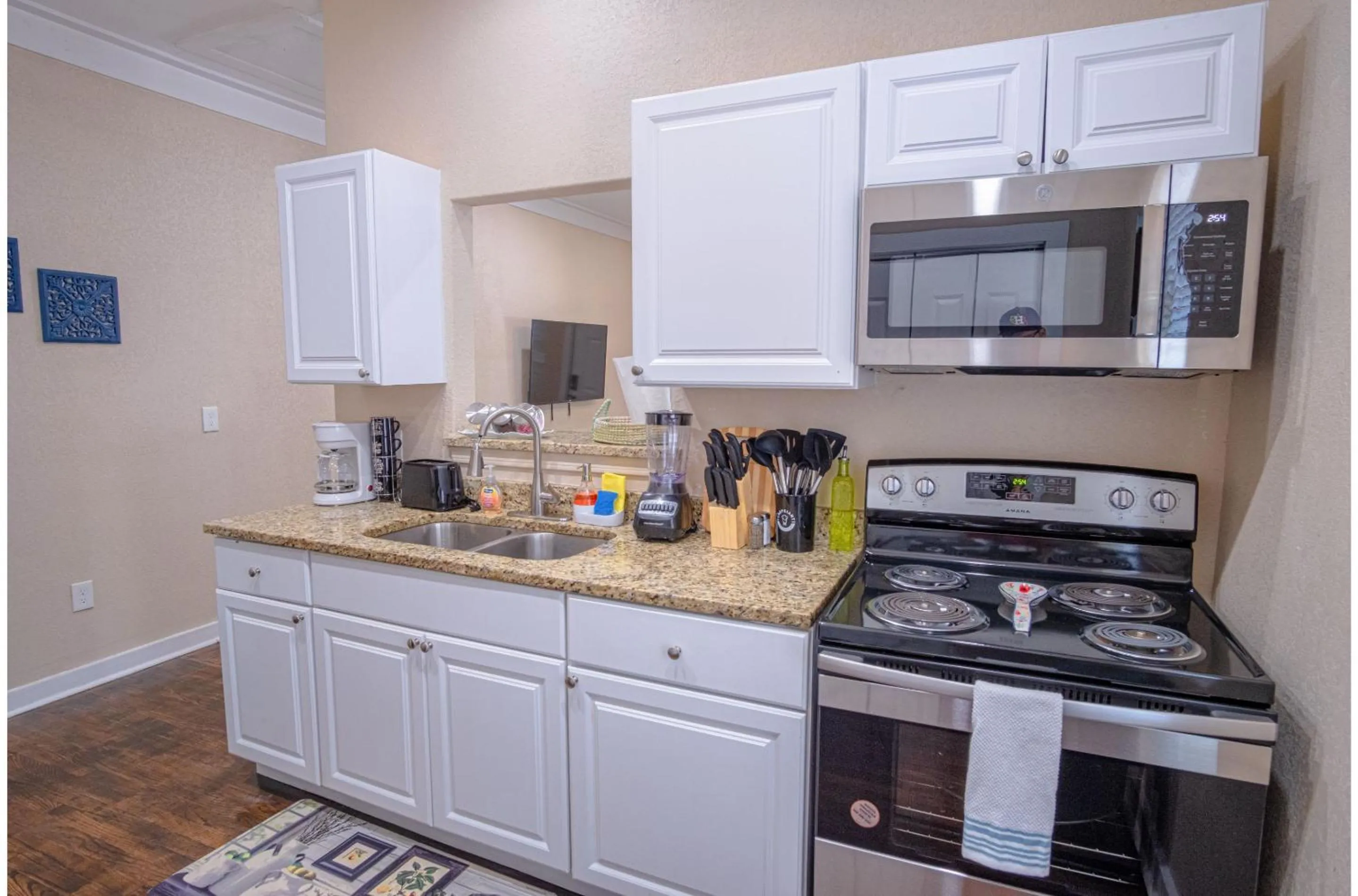 Kitchen or kitchenette in Fabulous Newly Renovated 1Br1Ba Near Downtown