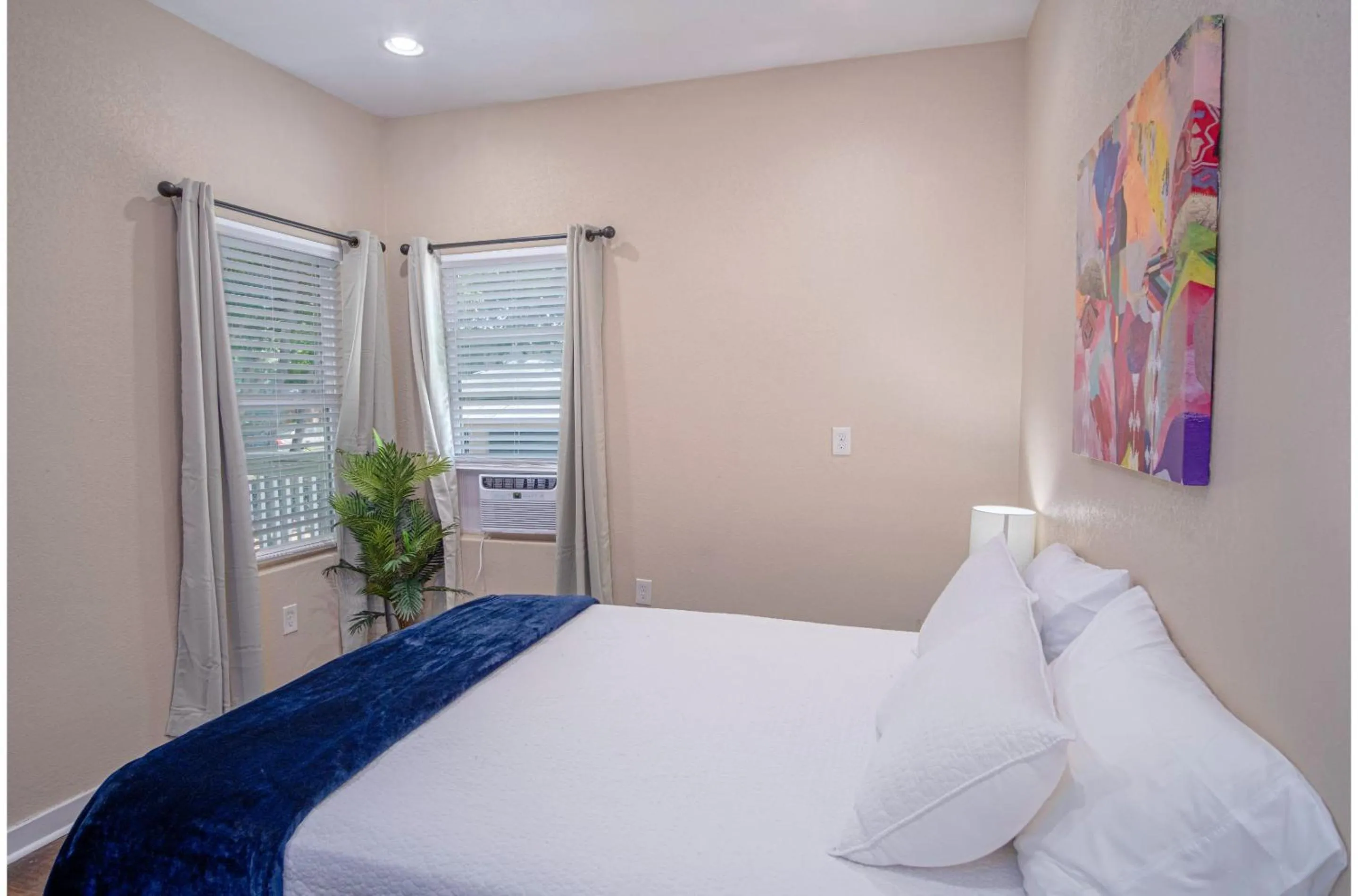 Bed in Fabulous Newly Renovated 1Br1Ba Near Downtown