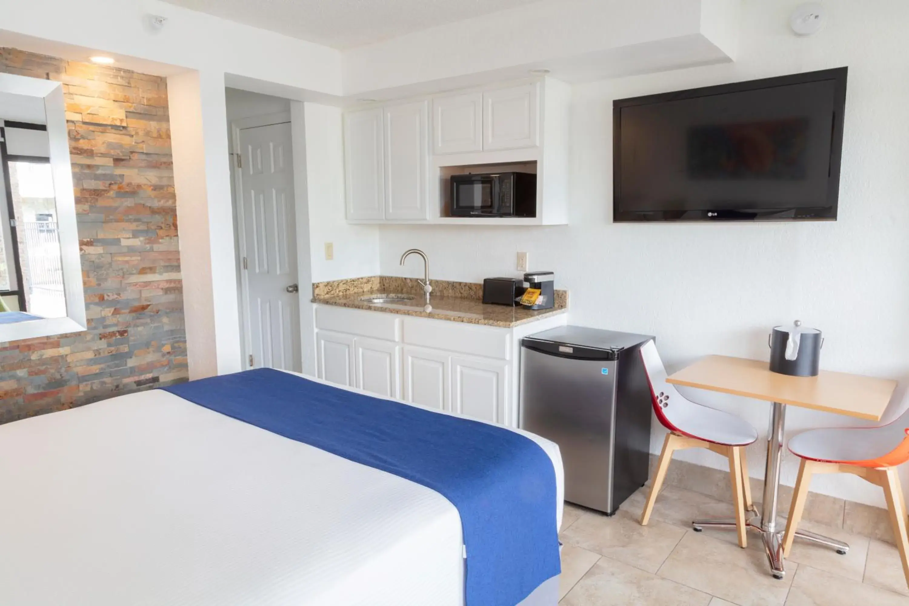 Junior Queen Suite with One Queen Bed in Park Royal Orlando Junior Queen Suite with One Queen Bed in Park Royal Orlando