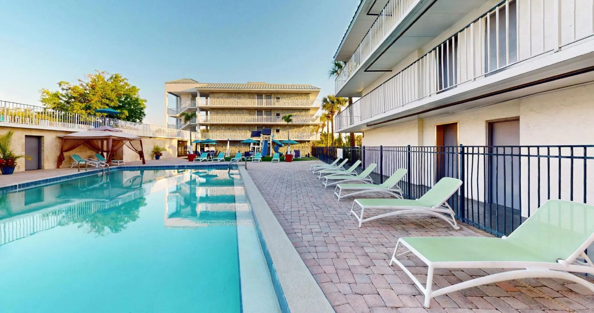 Swimming pool in Park Royal Orlando