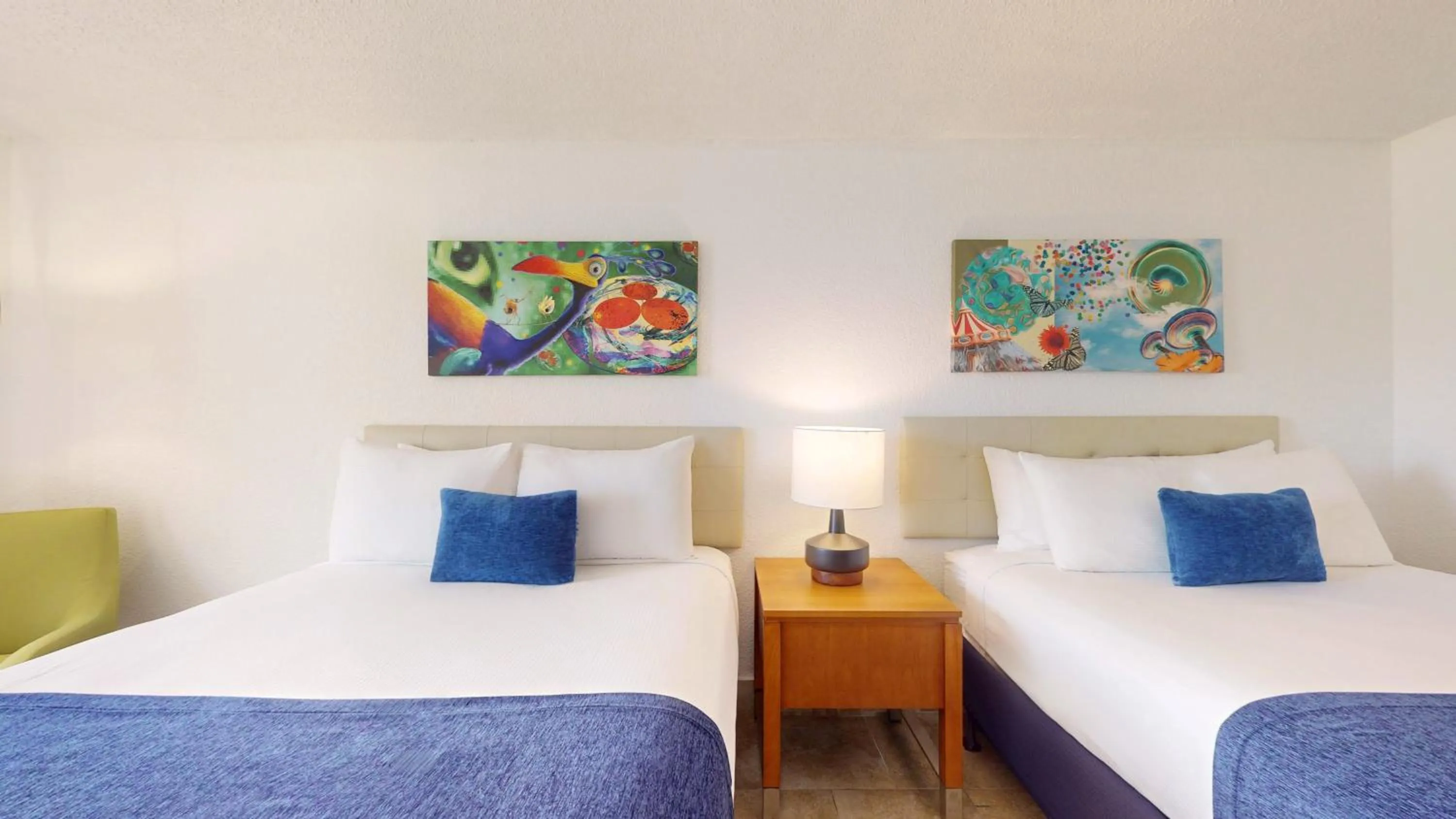 Photo of the whole room, Bed in Park Royal Orlando